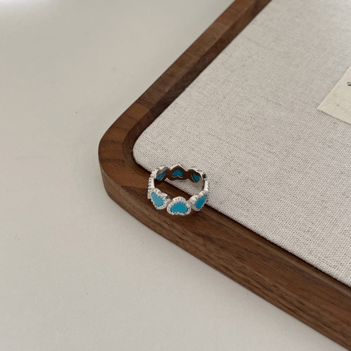 Anillo de diamantes con corazón de turquesa