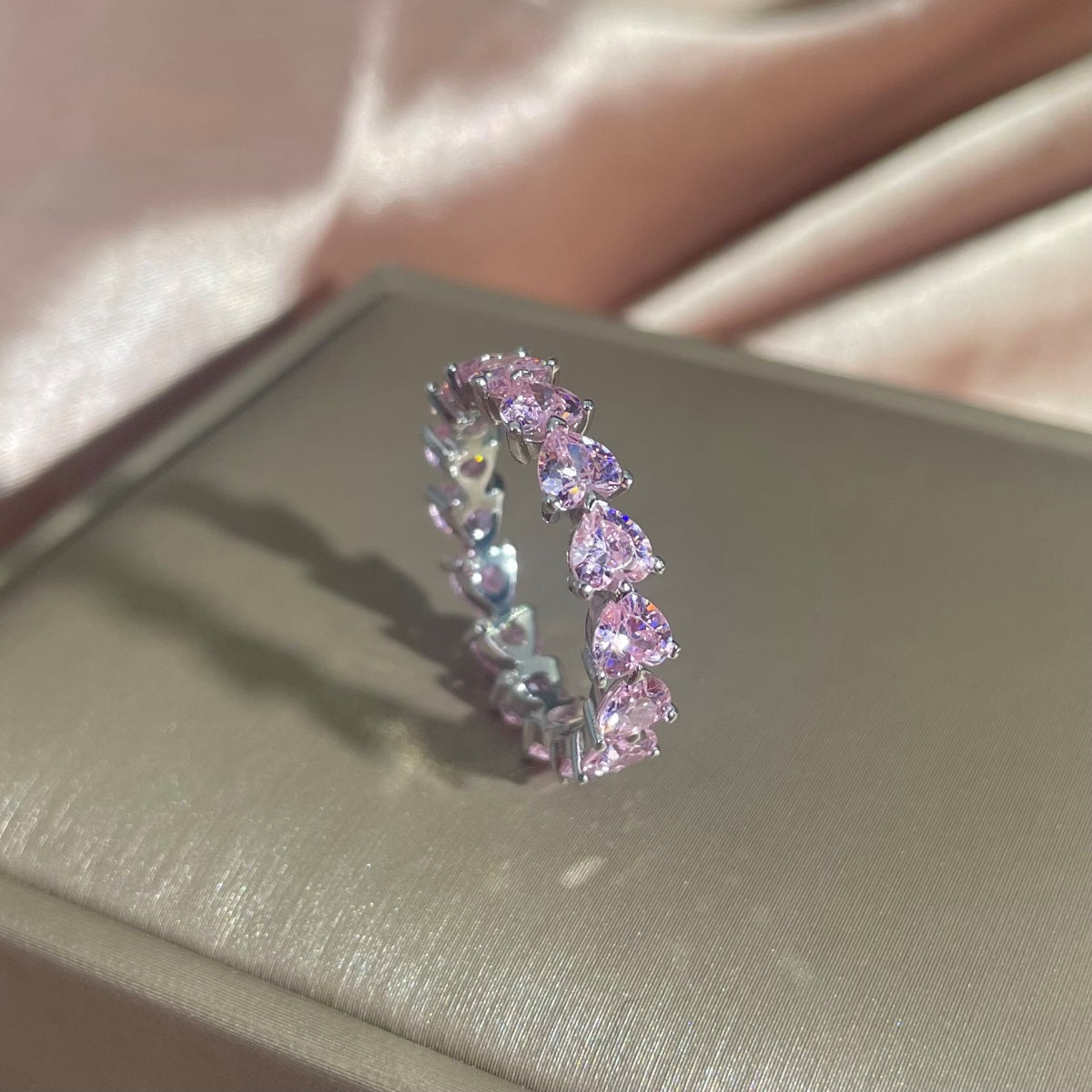 Anillo de diamantes con corazón rosa