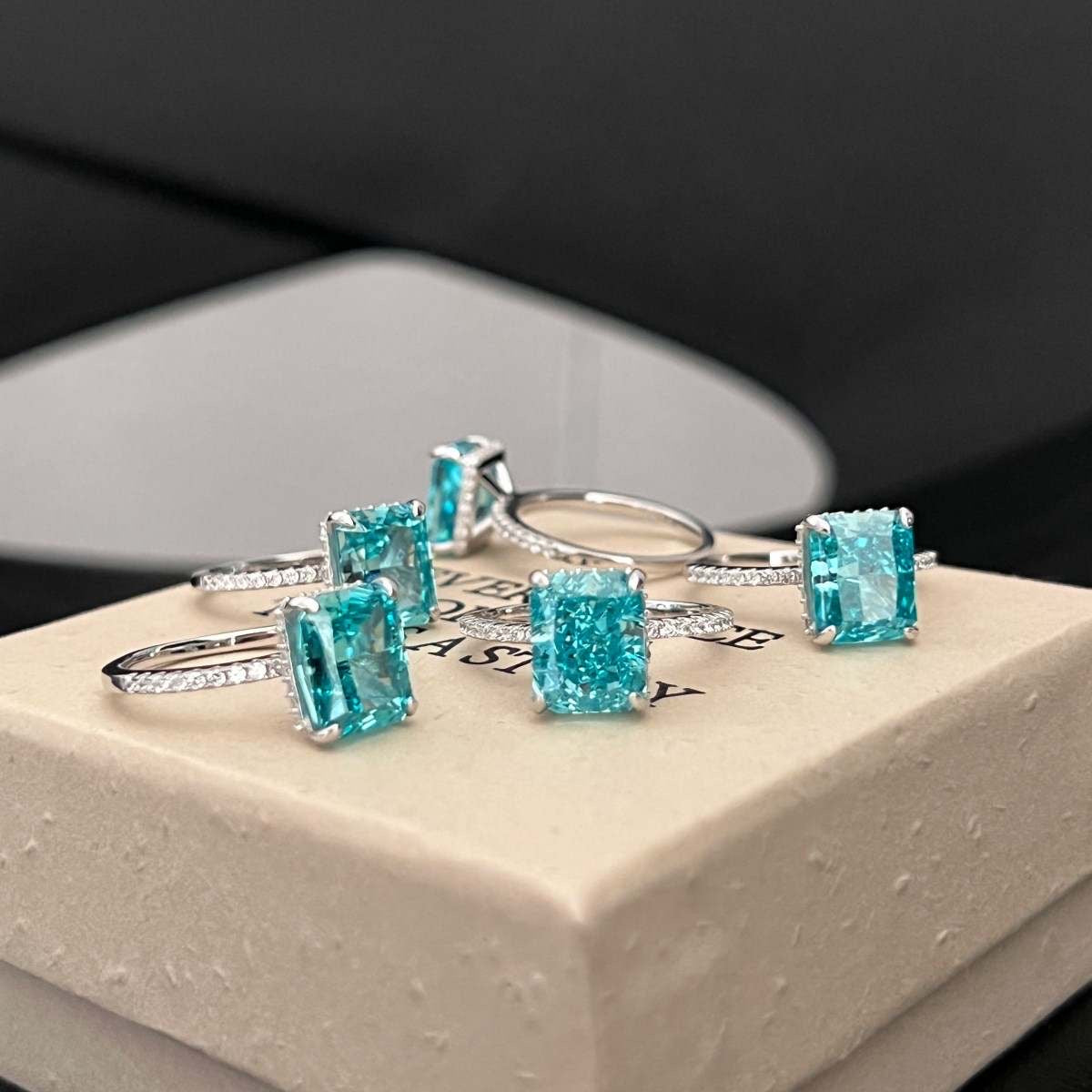 Anillo de diamantes radiantes de color turquesa