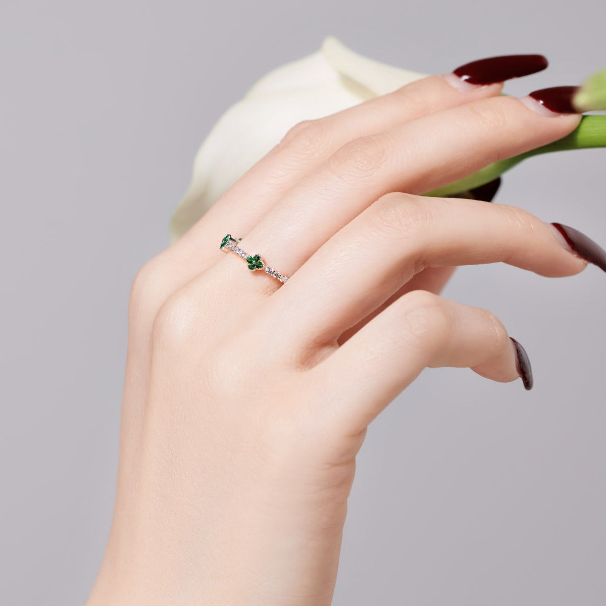 Anillo de diamantes con trébol verde