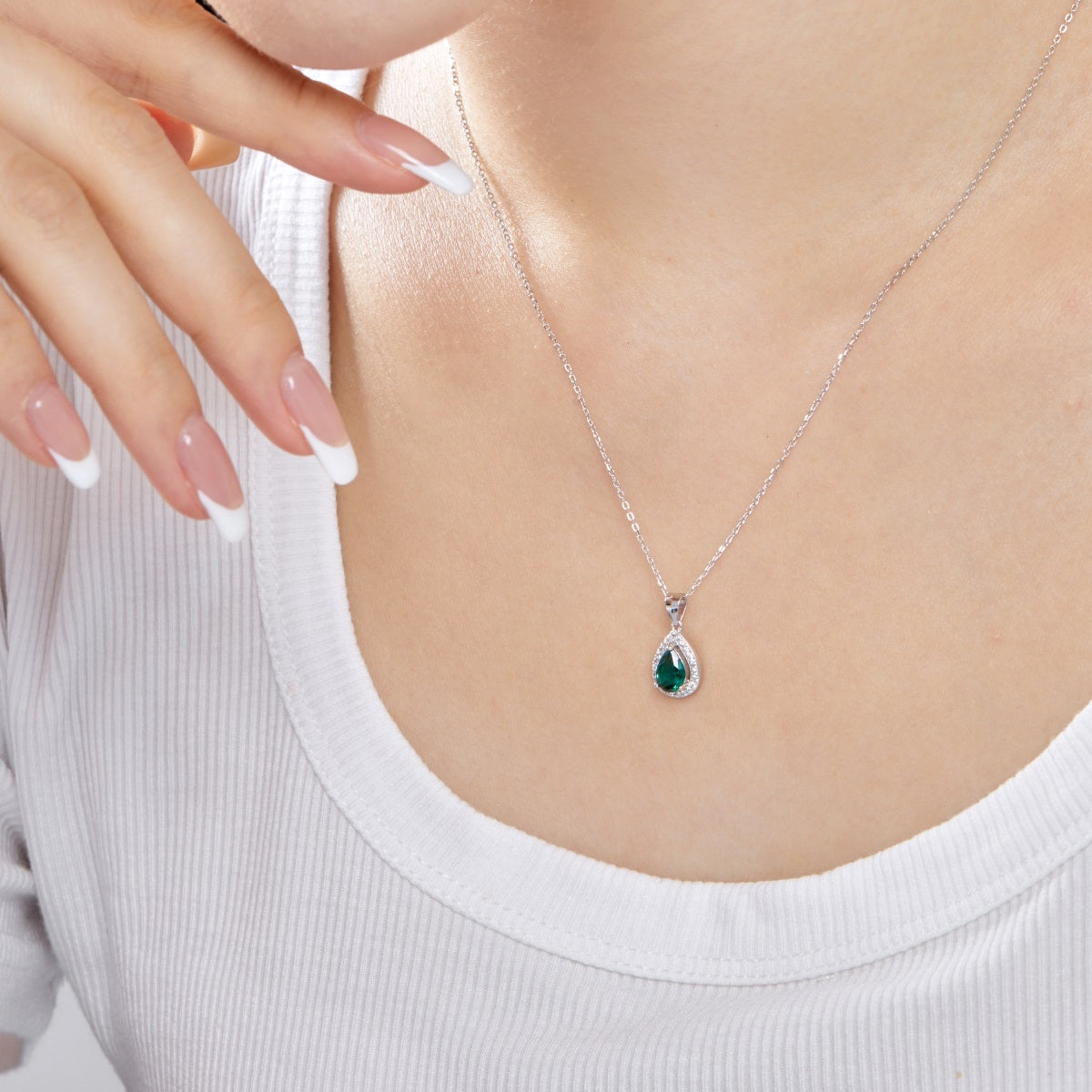 Collar de diamantes verdes