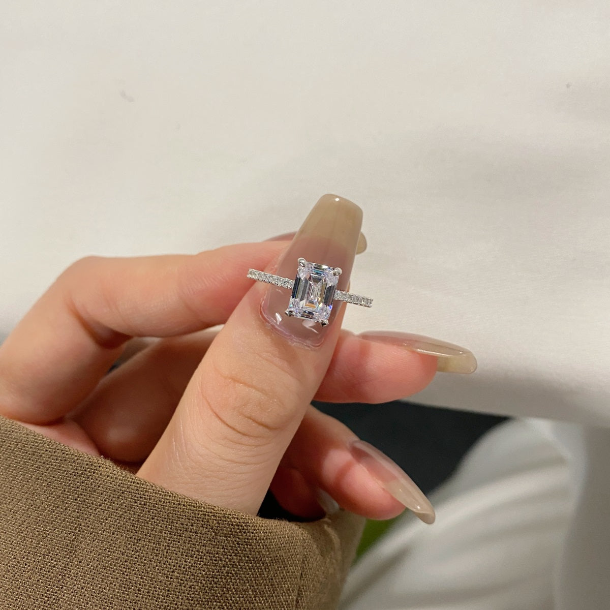 Anillo de diamantes con esmeralda blanca