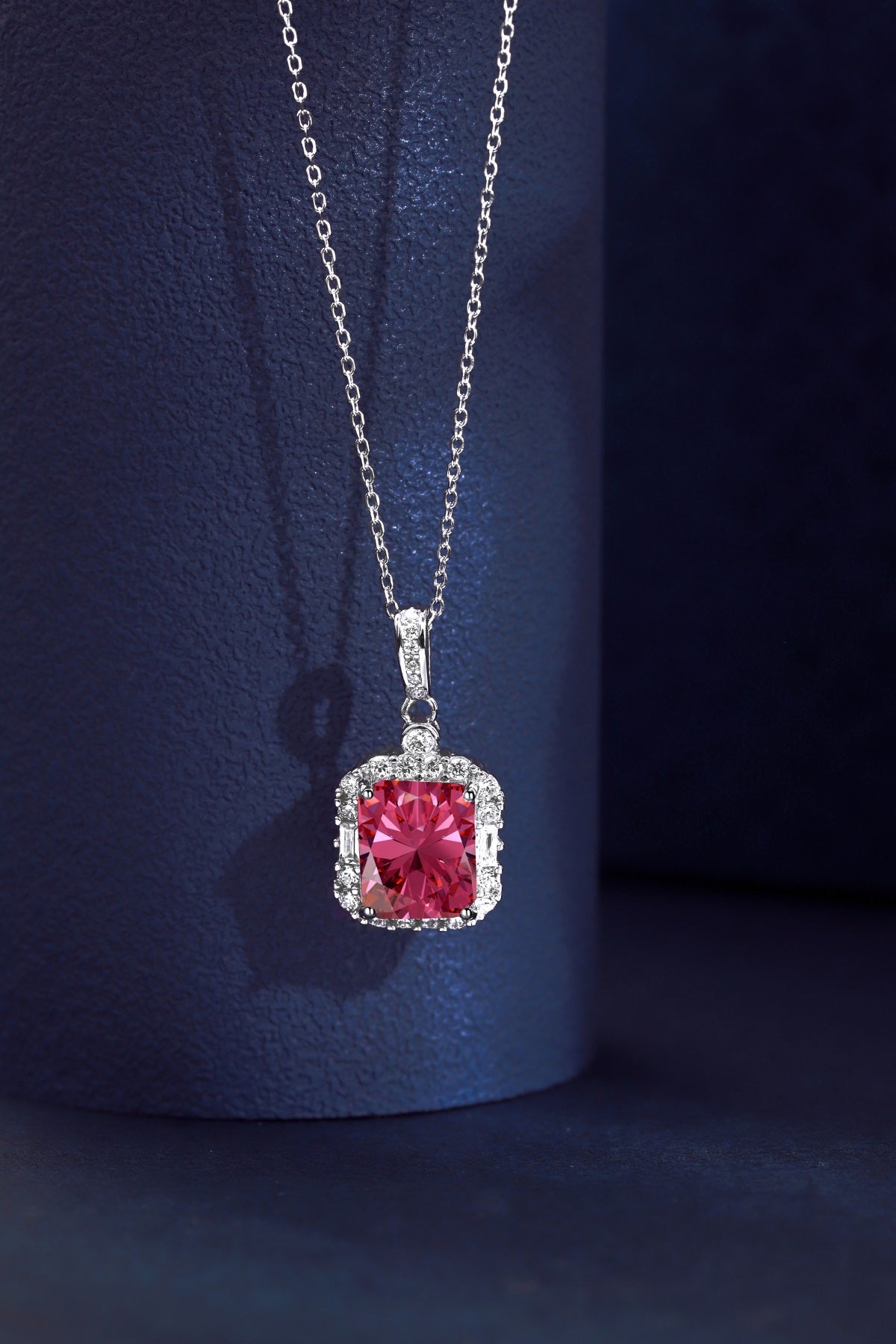 Collar de diamantes rojos