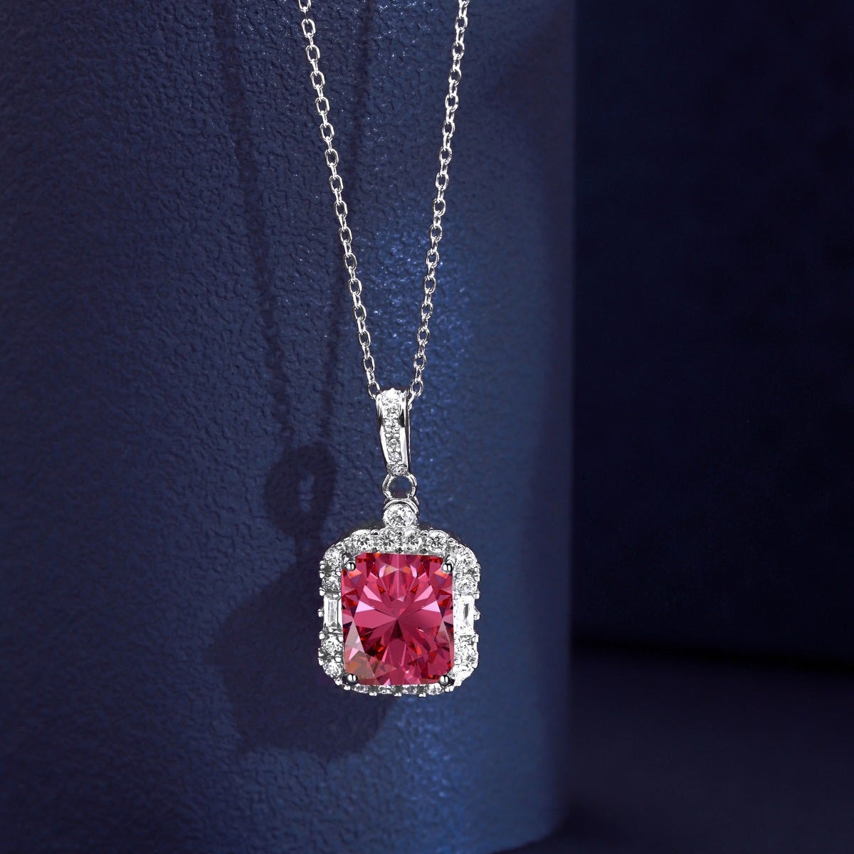 Collar de diamantes rojos