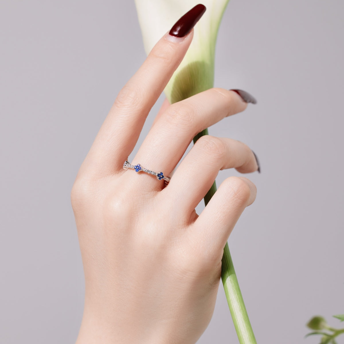 Anillo de diamantes con trébol azul