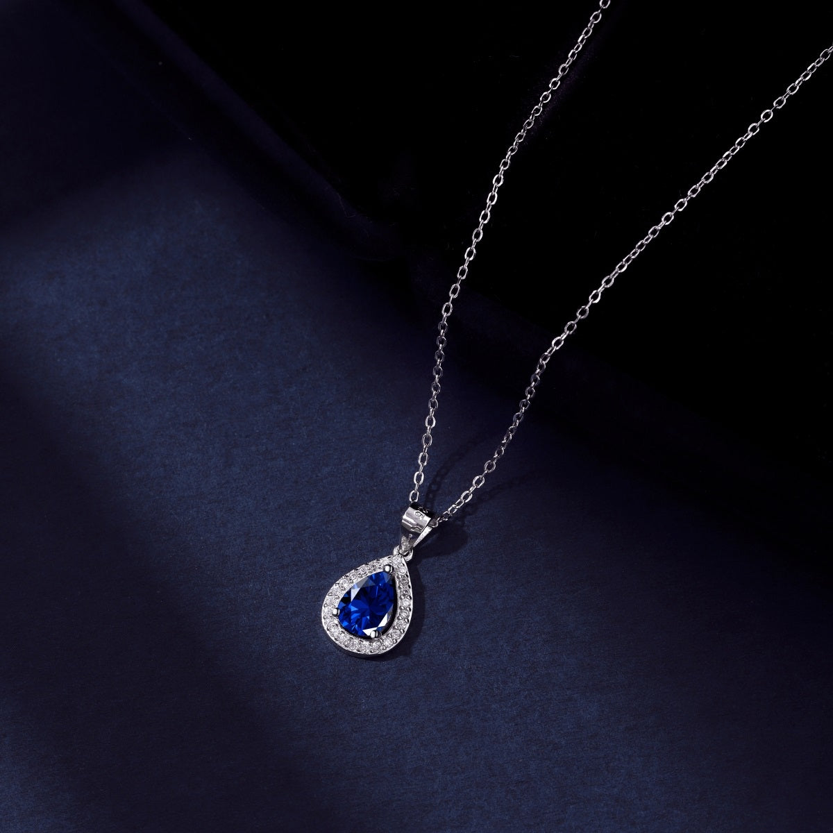 Collar de diamantes azules
