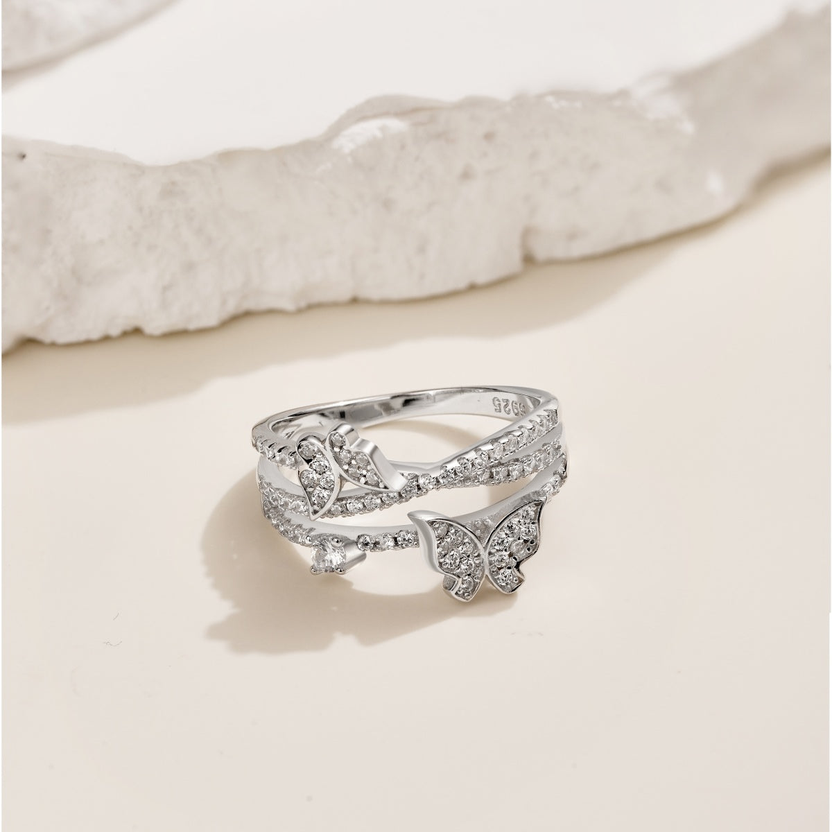 Anillo de diamantes con forma de mariposa