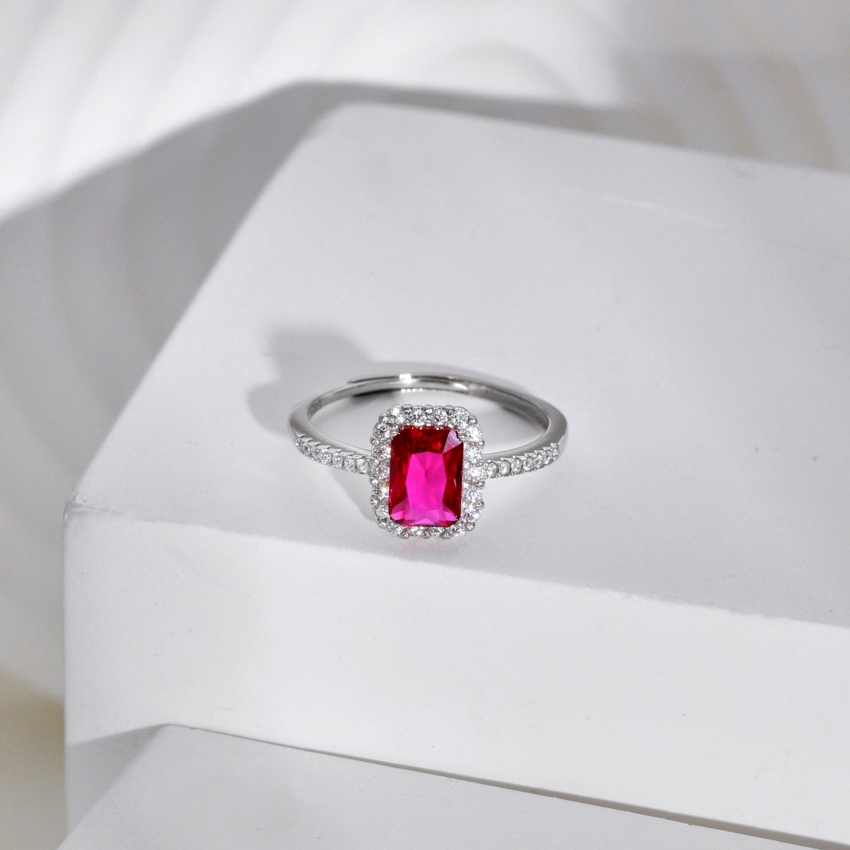 Anillo de diamante rojo