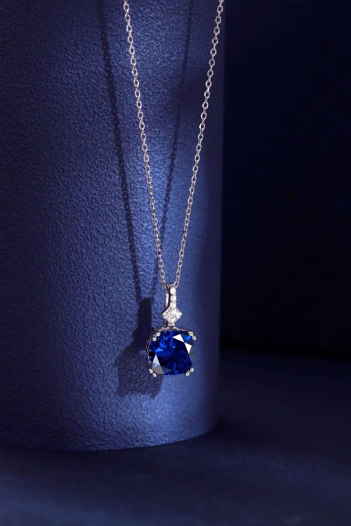 Collar de diamantes azules