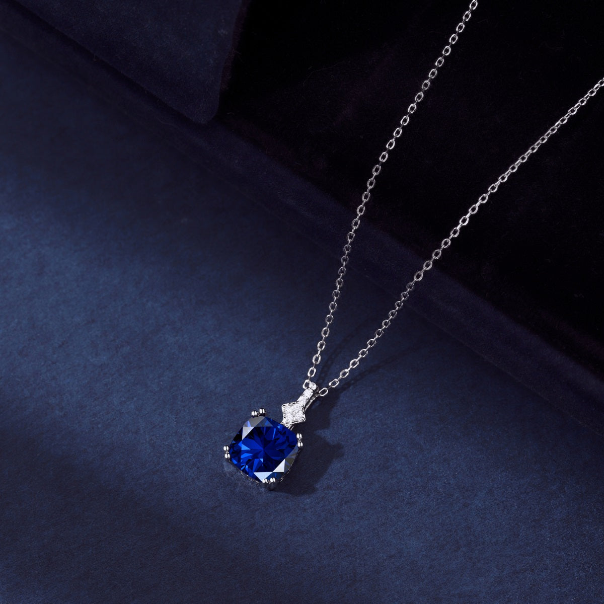 Collar de diamantes azules