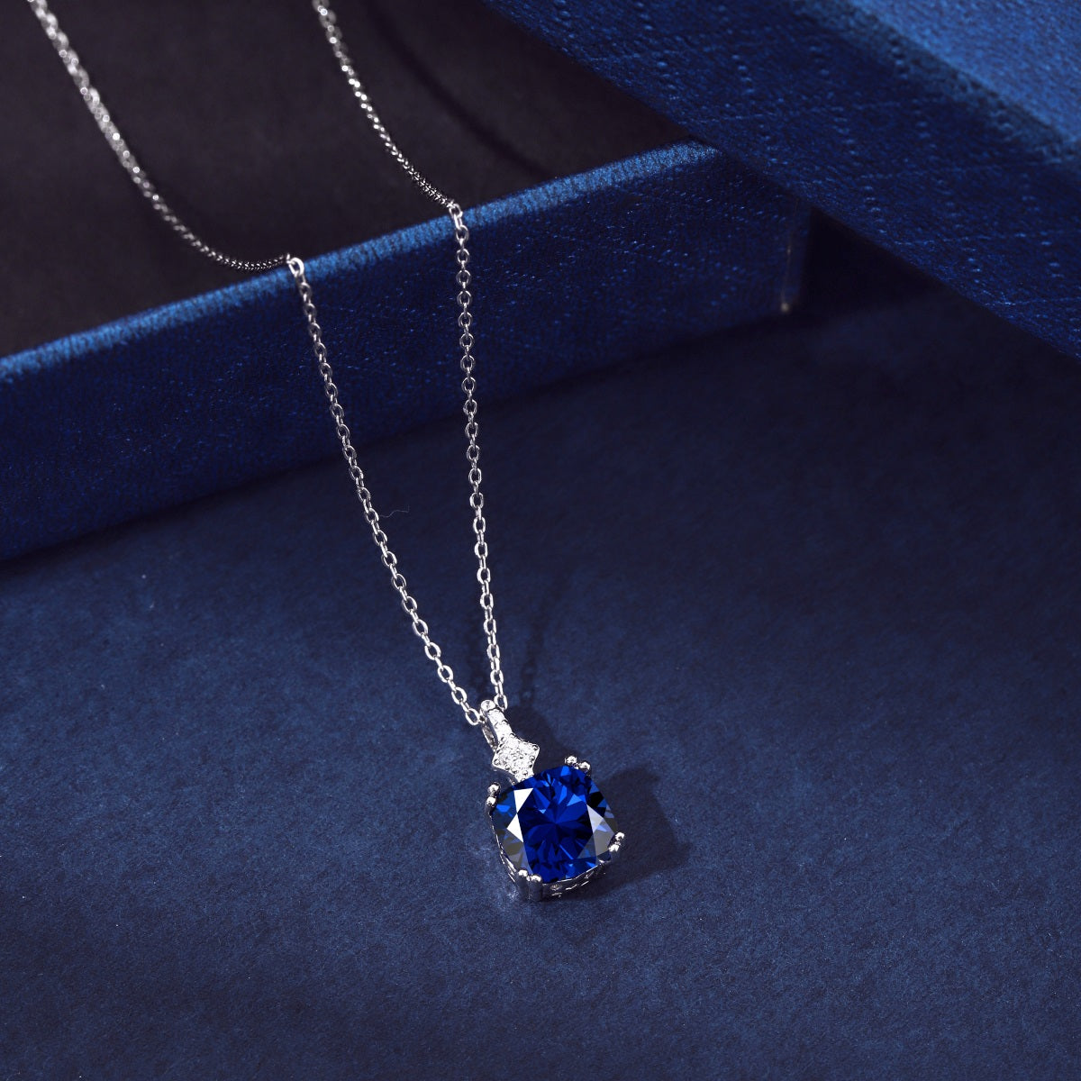 Collar de diamantes azules