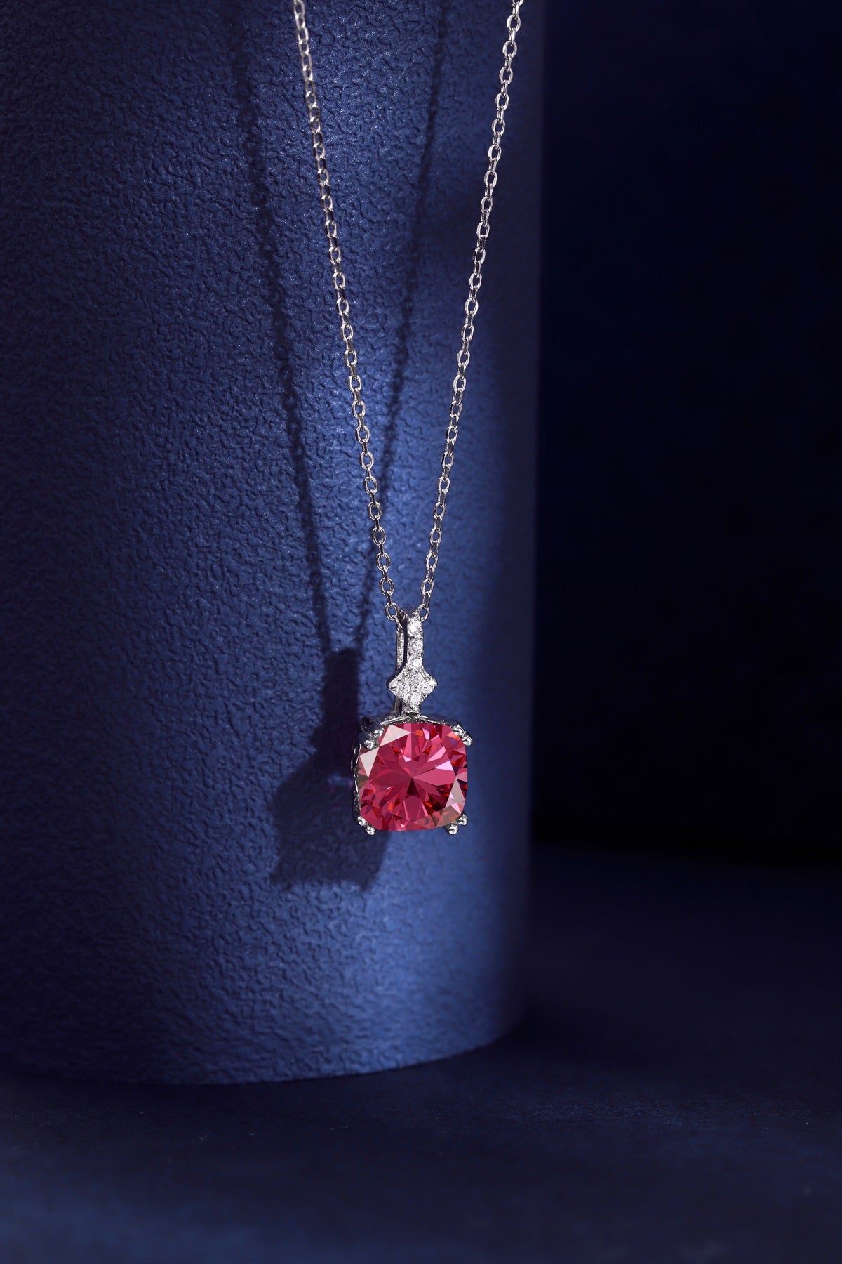 Collar de diamantes rojos