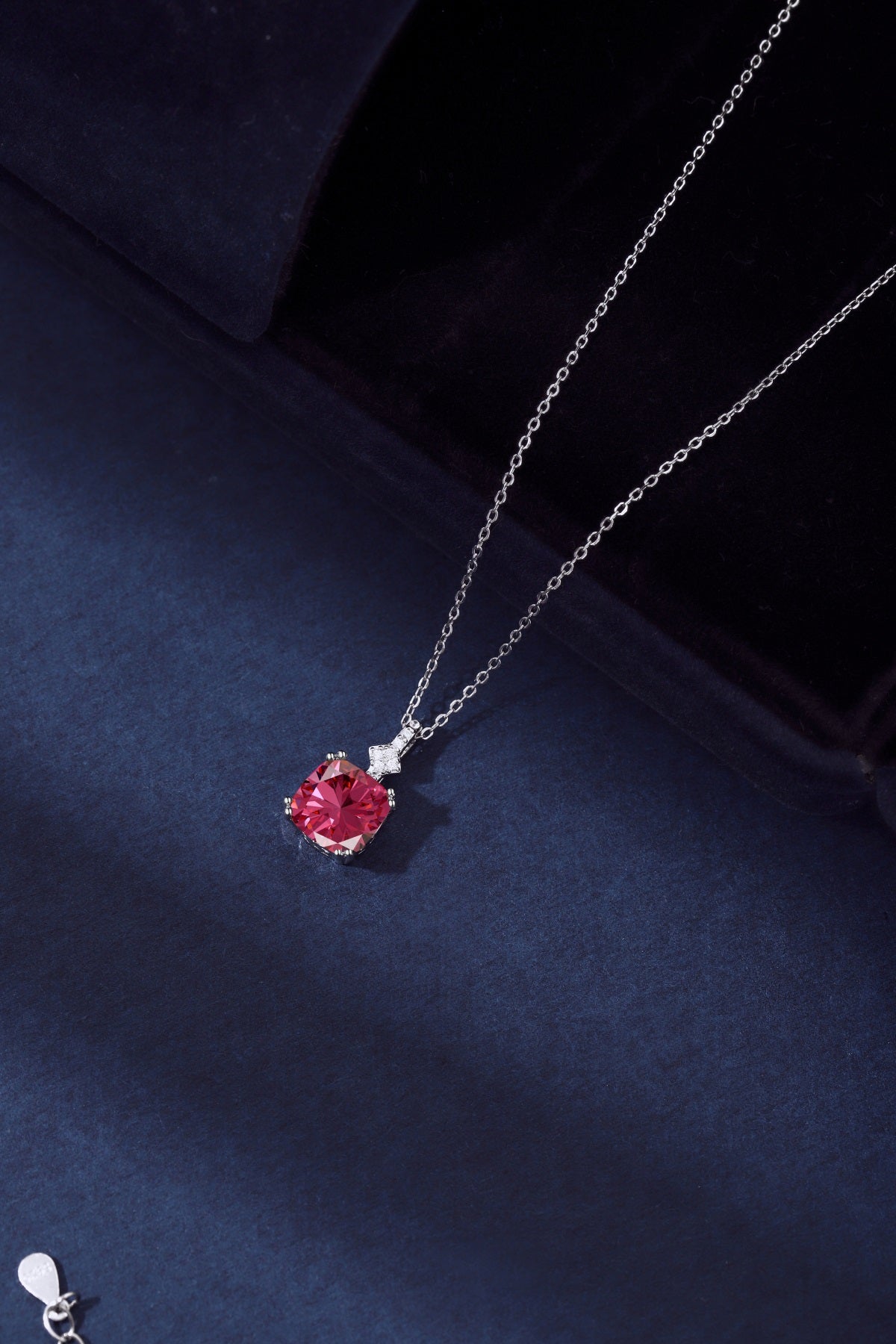 Collar de diamantes rojos