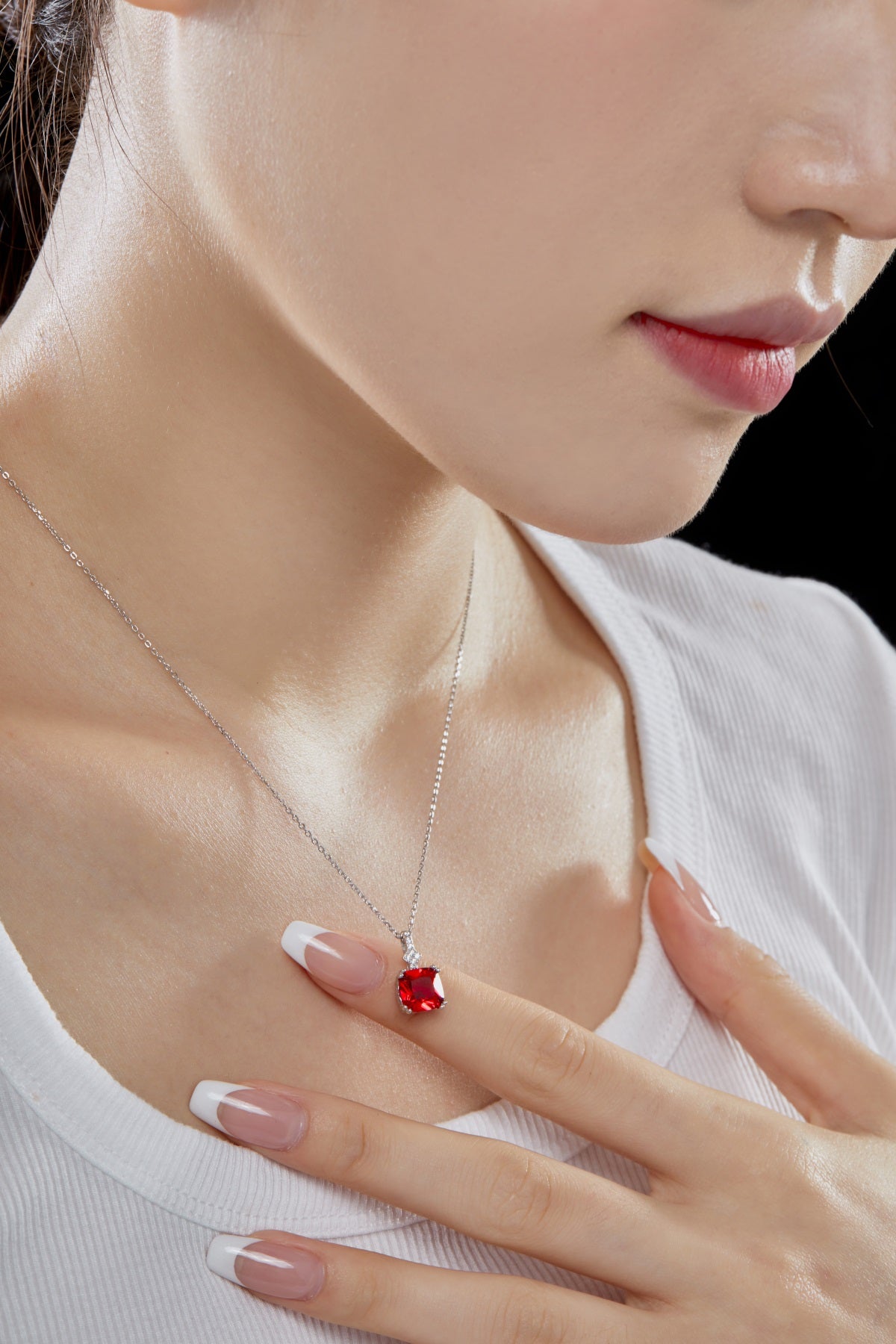 Collar de diamantes rojos