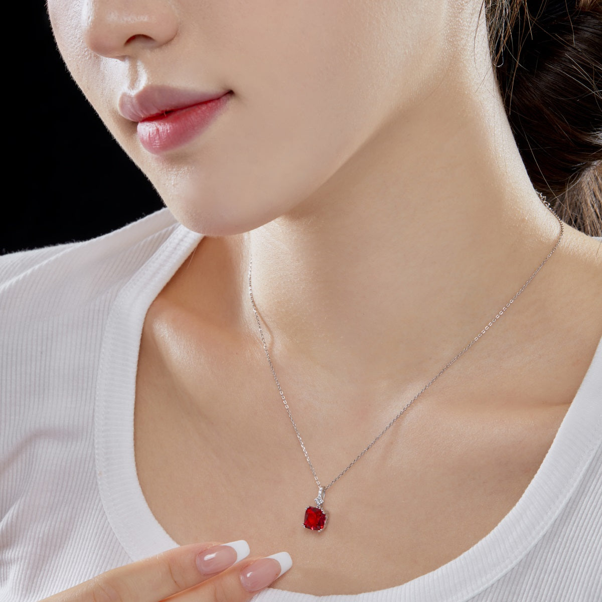 Collar de diamantes rojos