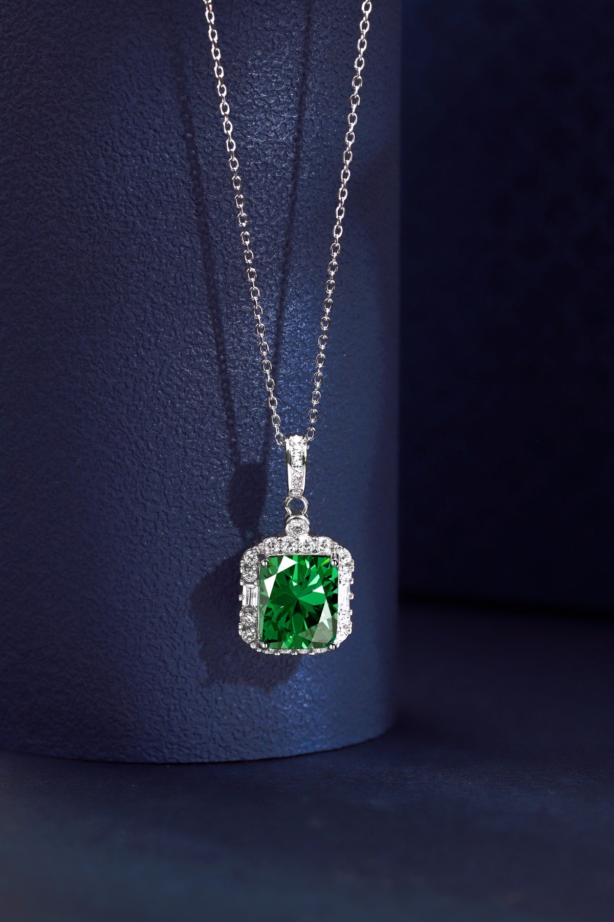 Collar de diamantes verdes
