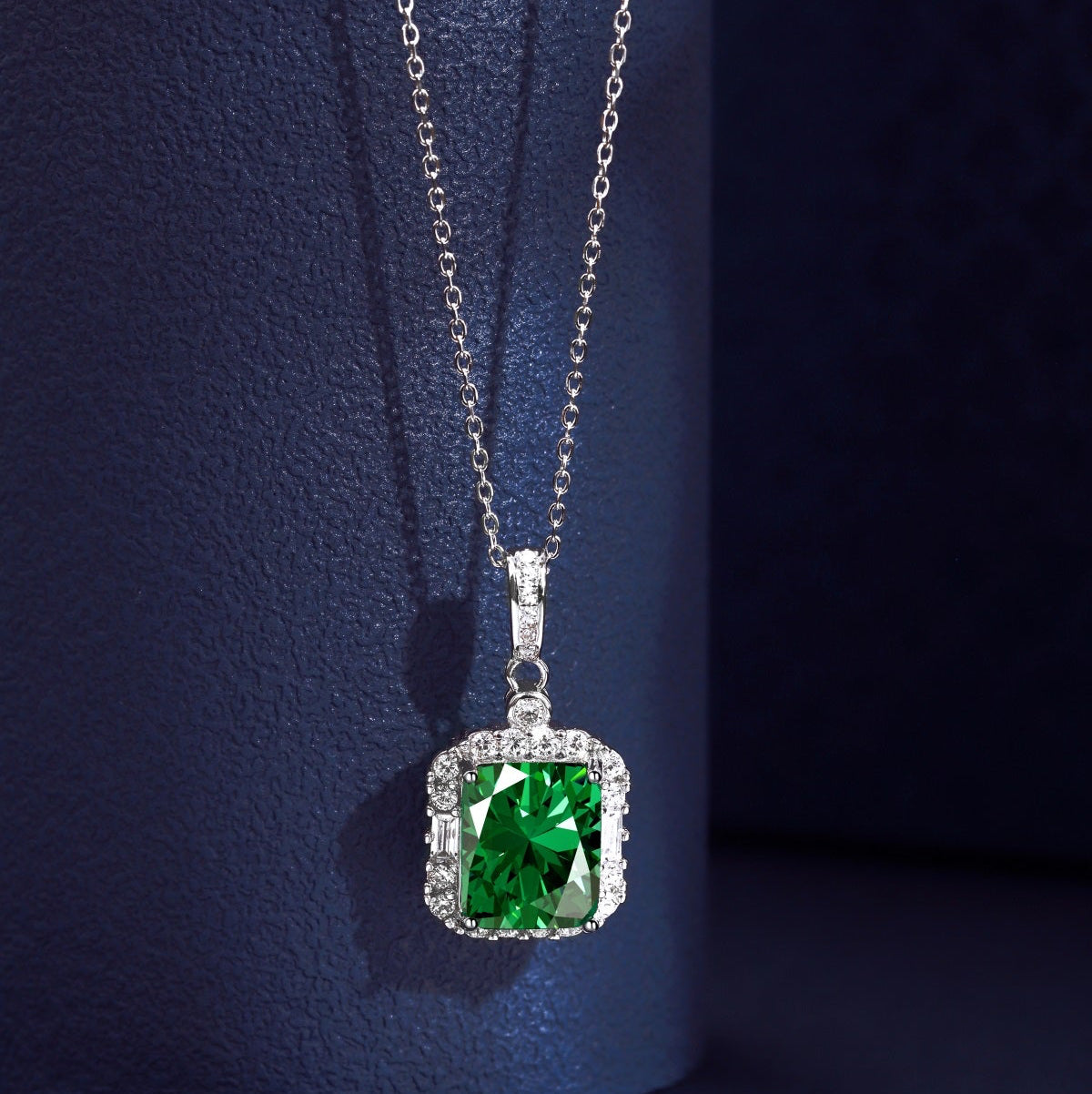 Collar de diamantes verdes