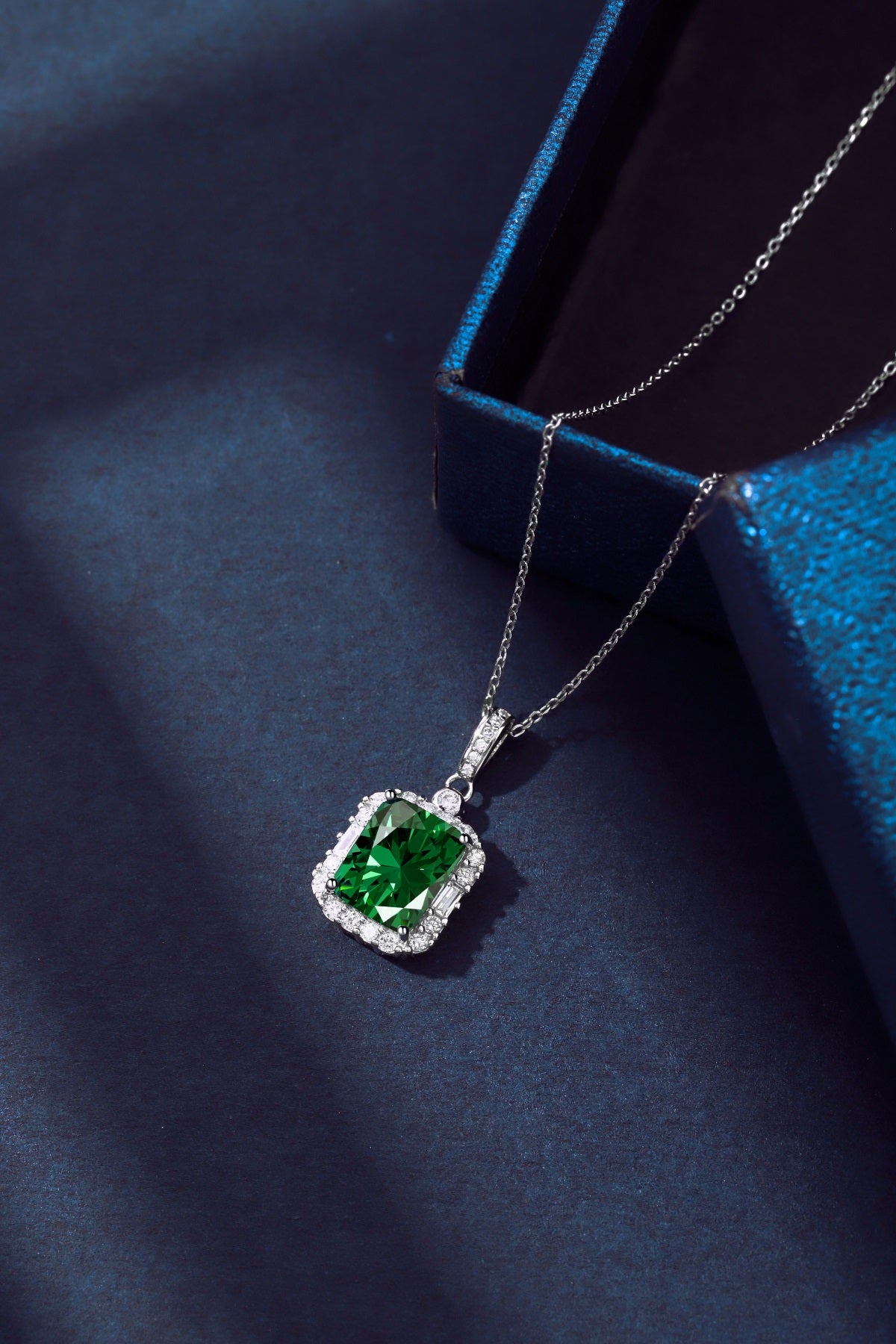 Collar de diamantes verdes
