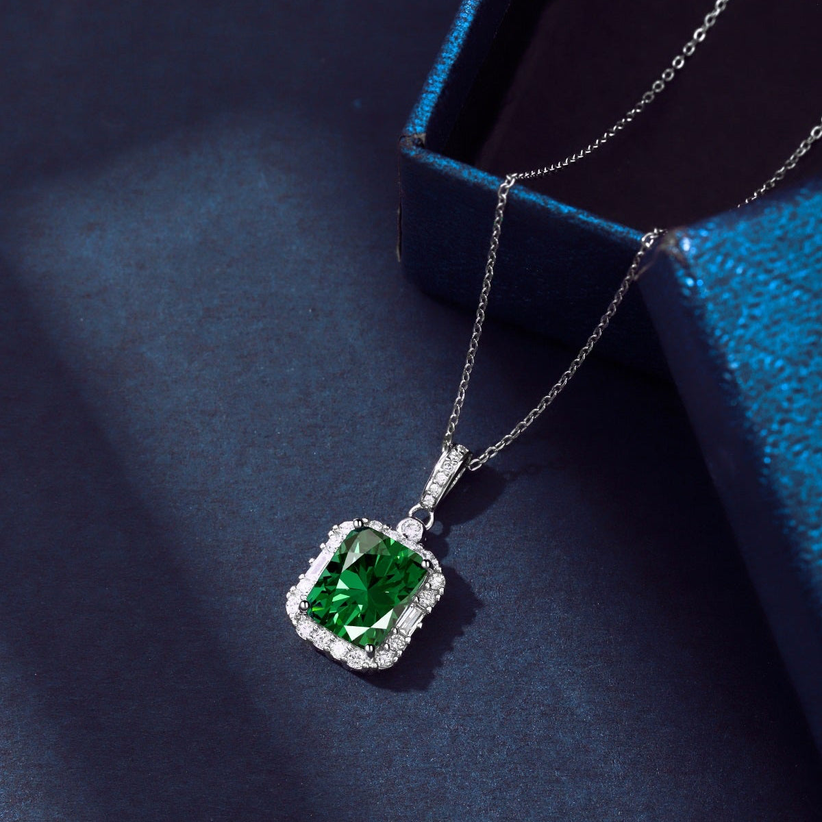 Collar de diamantes verdes