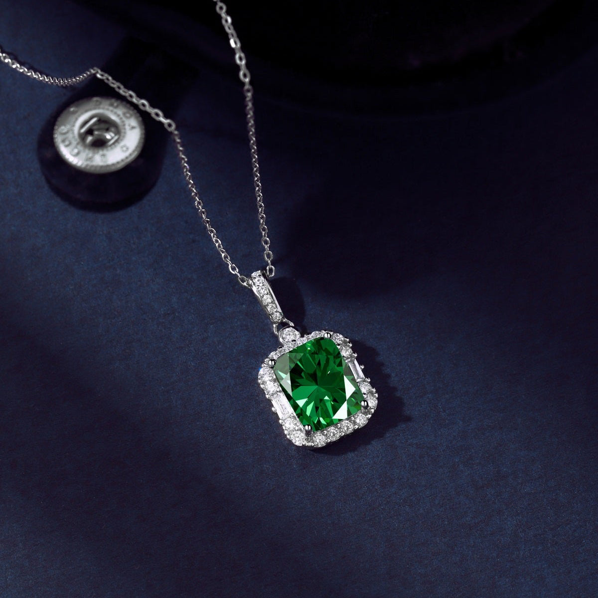 Collar de diamantes verdes