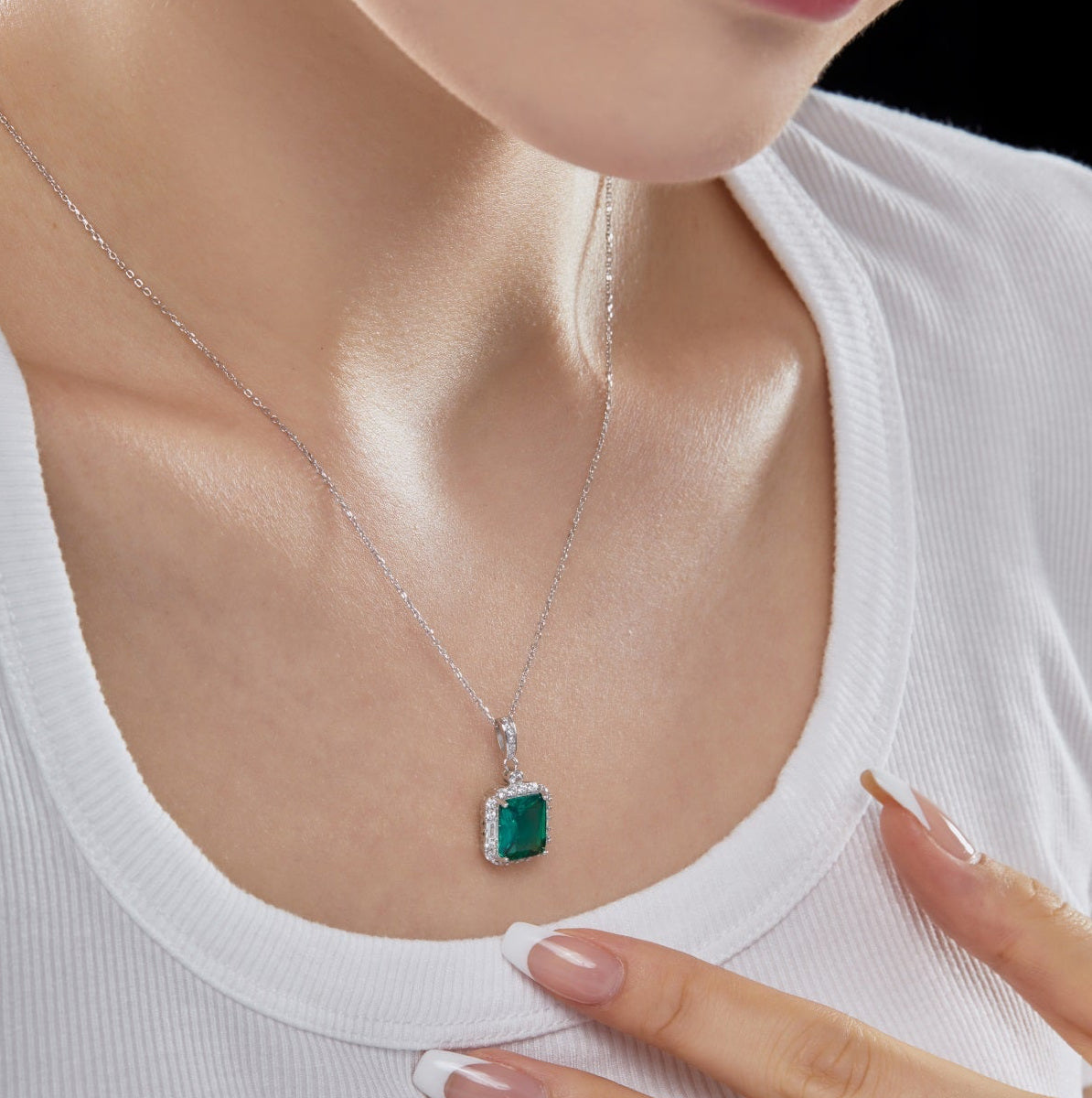 Collar de diamantes verdes