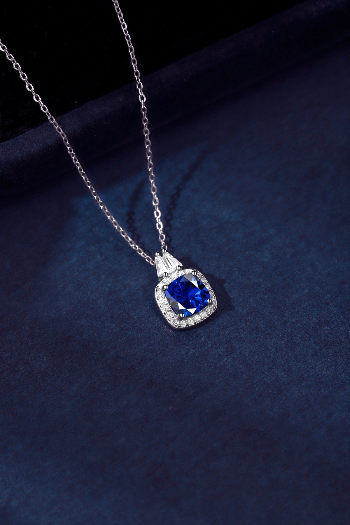 Collar de diamantes azules