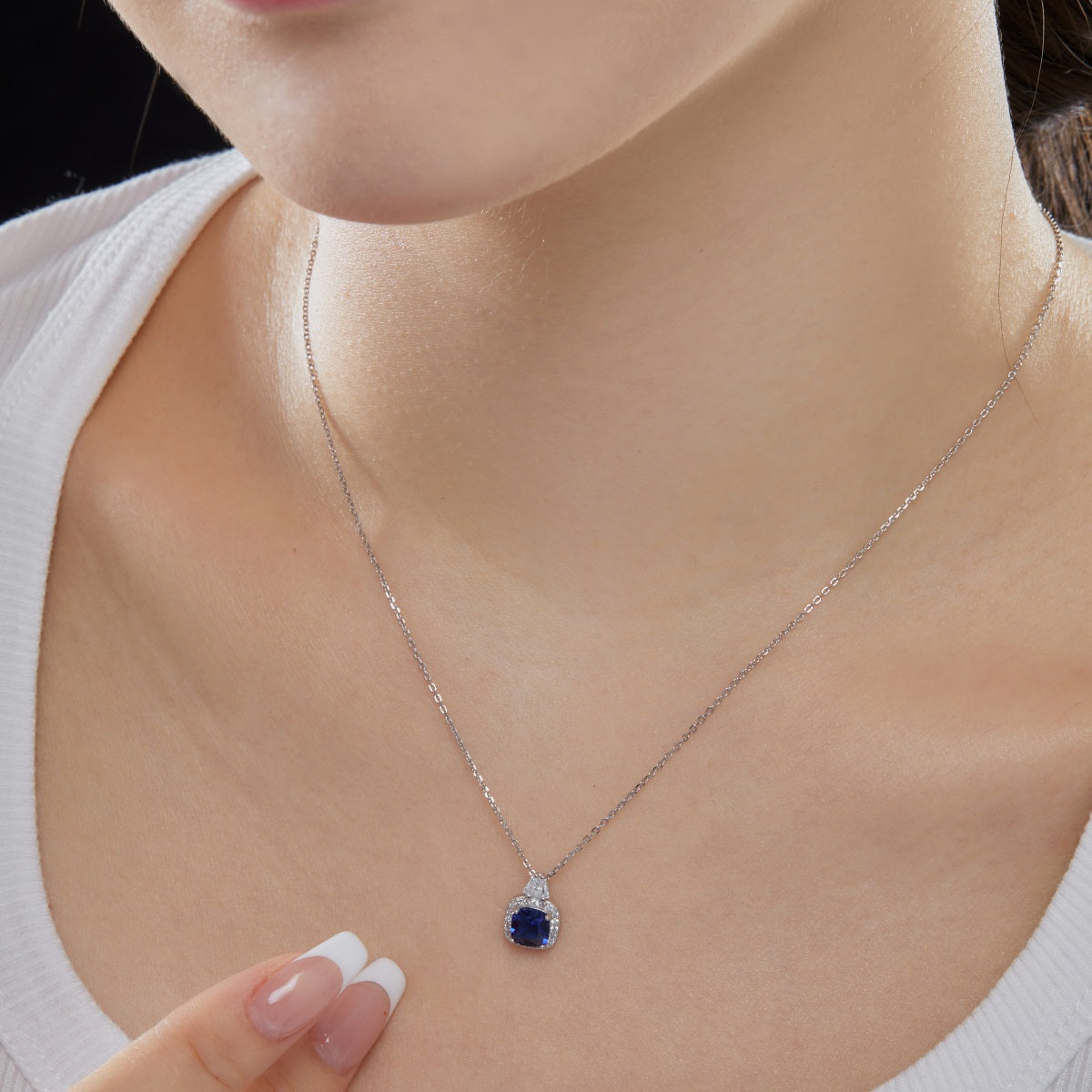 Collar de diamantes azules