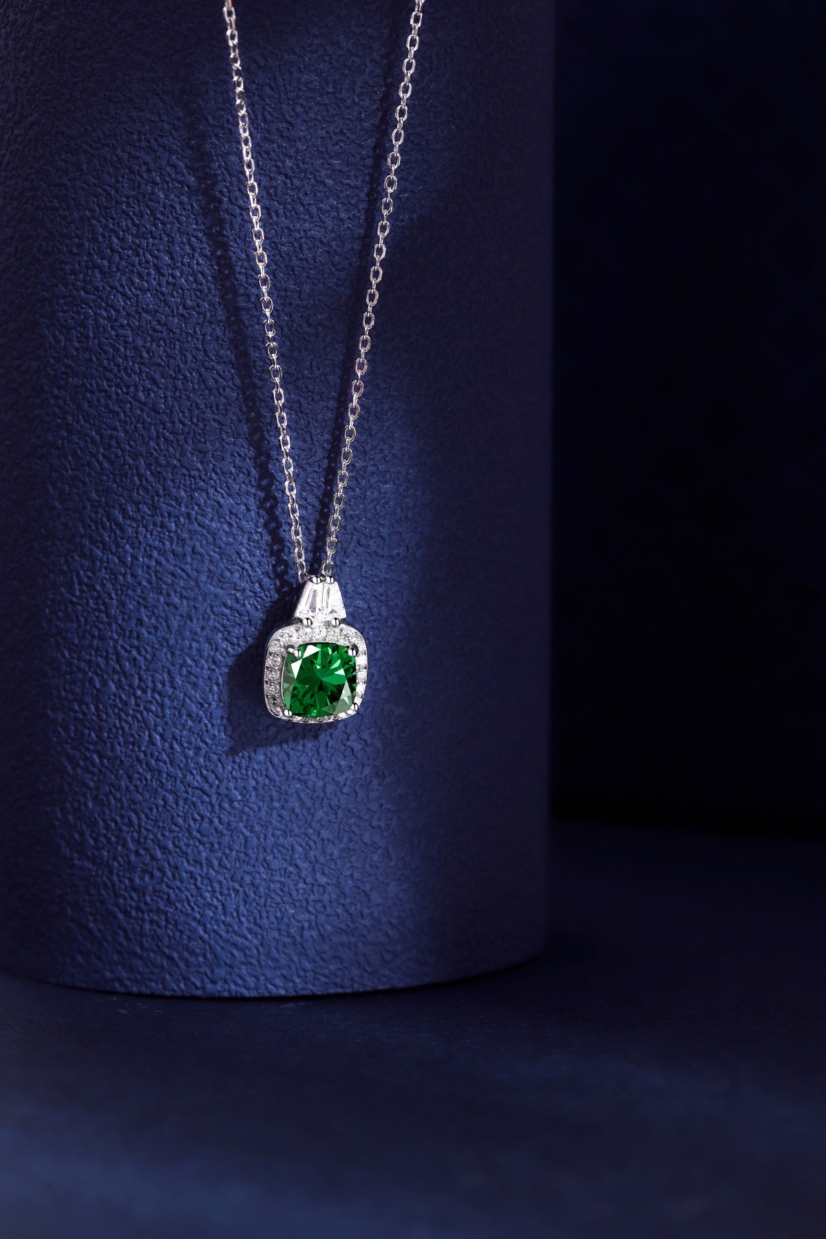 Collar de diamantes verdes