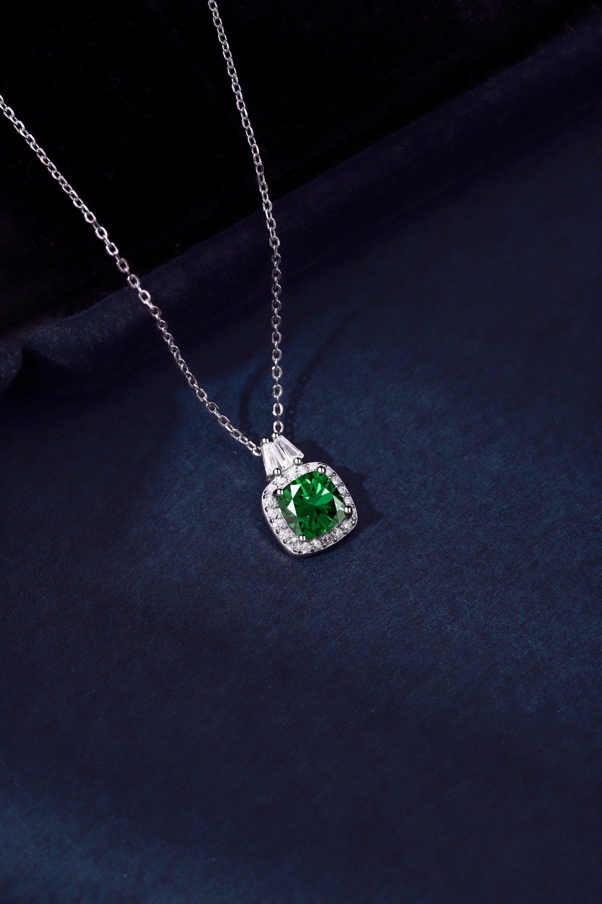 Collar de diamantes verdes