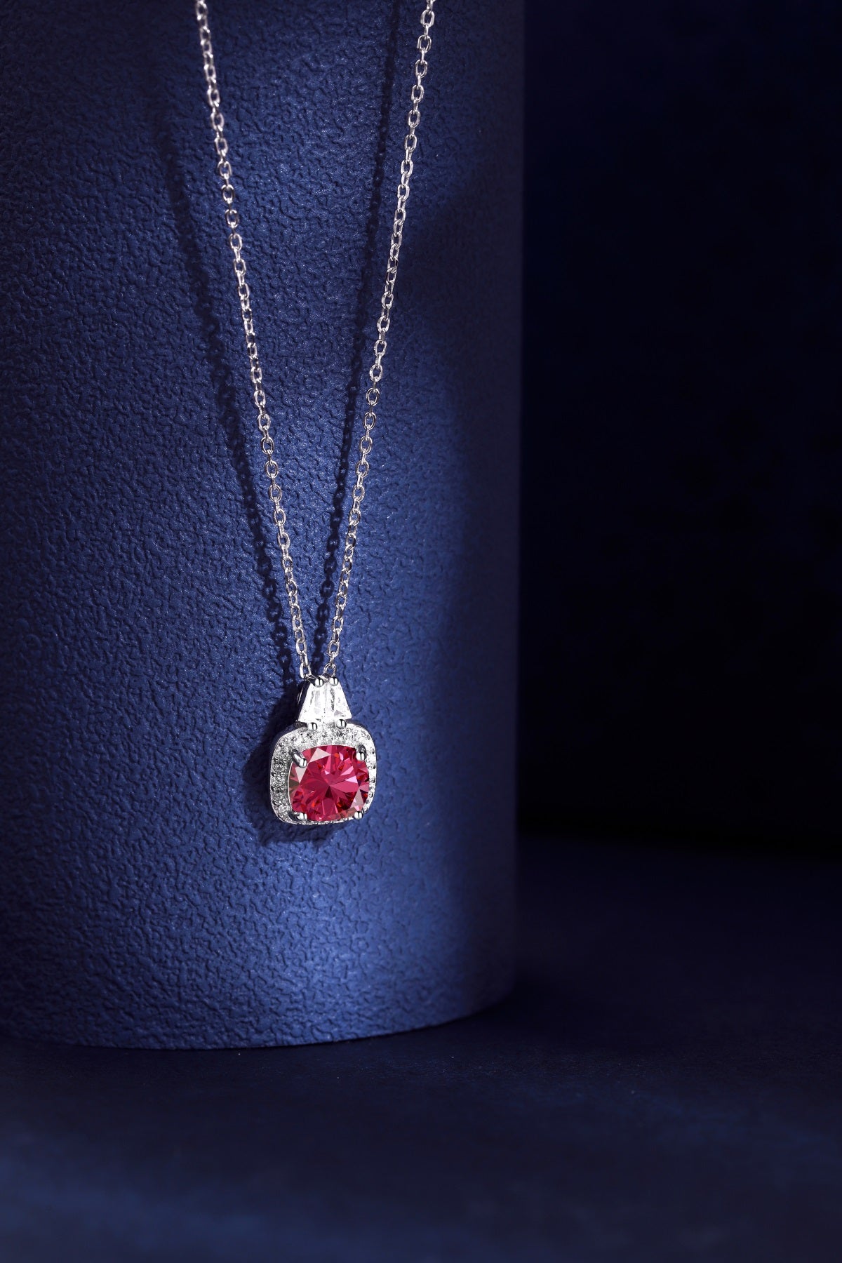 Collar de diamantes rojos