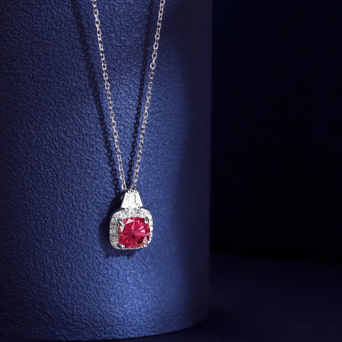 Collar de diamantes rojos