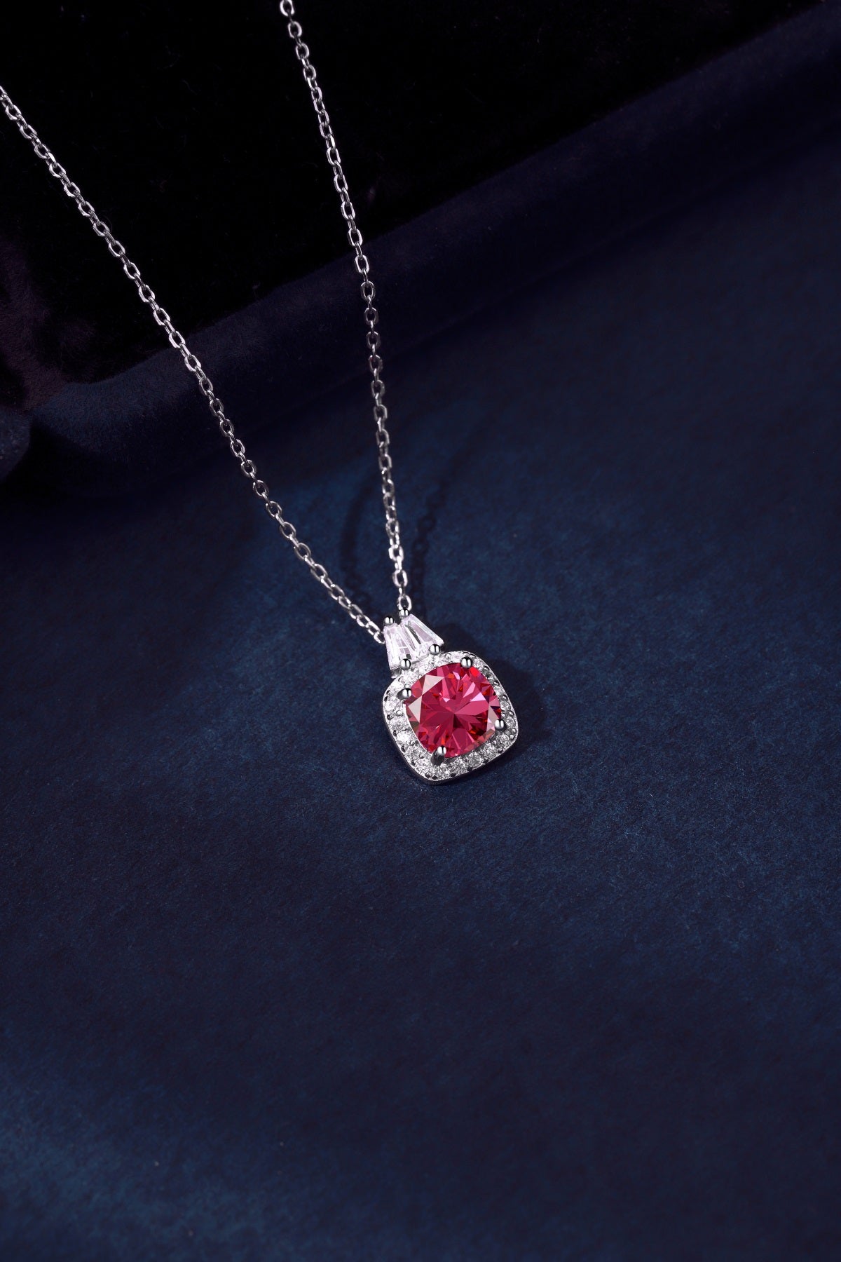 Collar de diamantes rojos