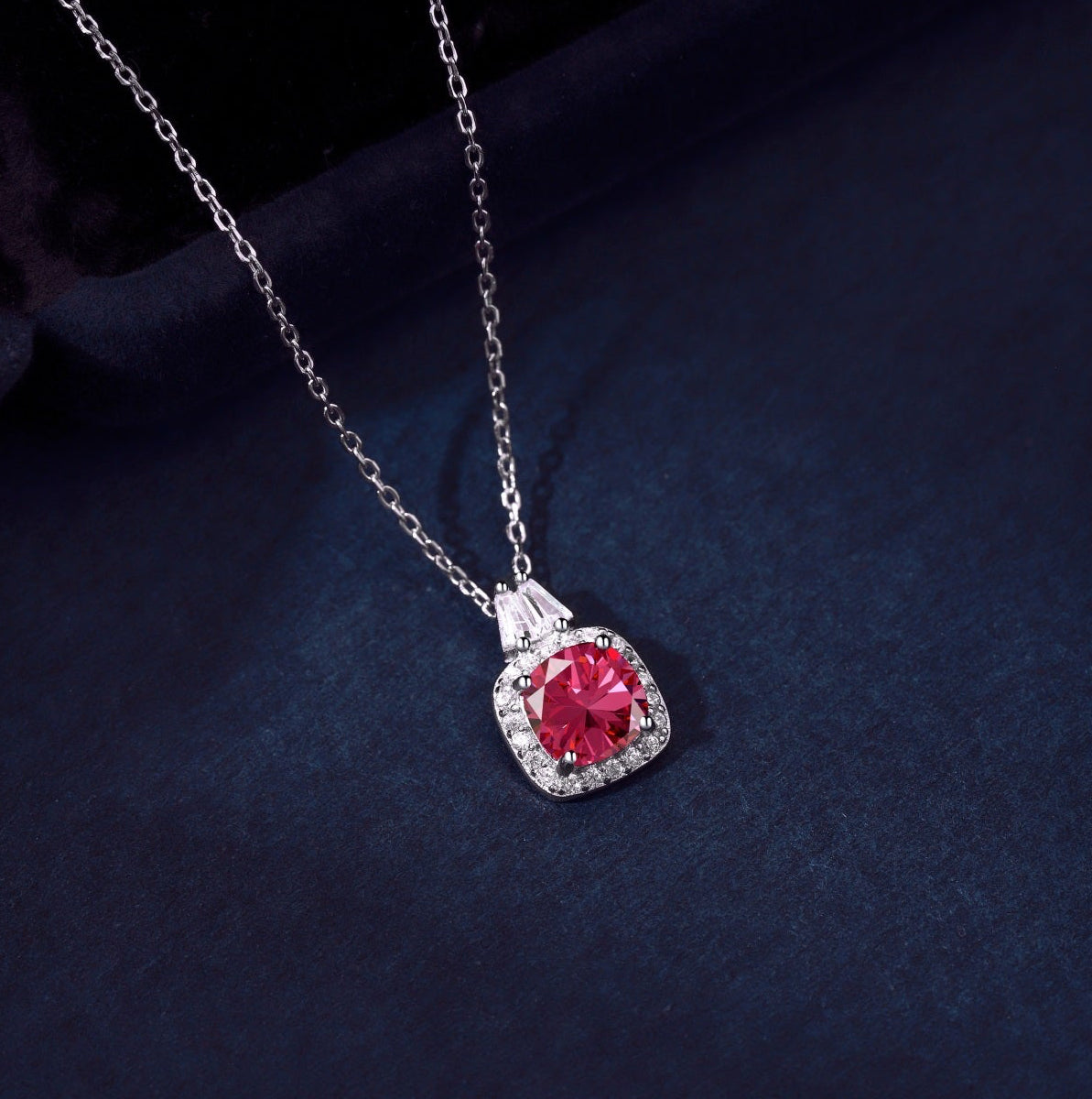 Collar de diamantes rojos