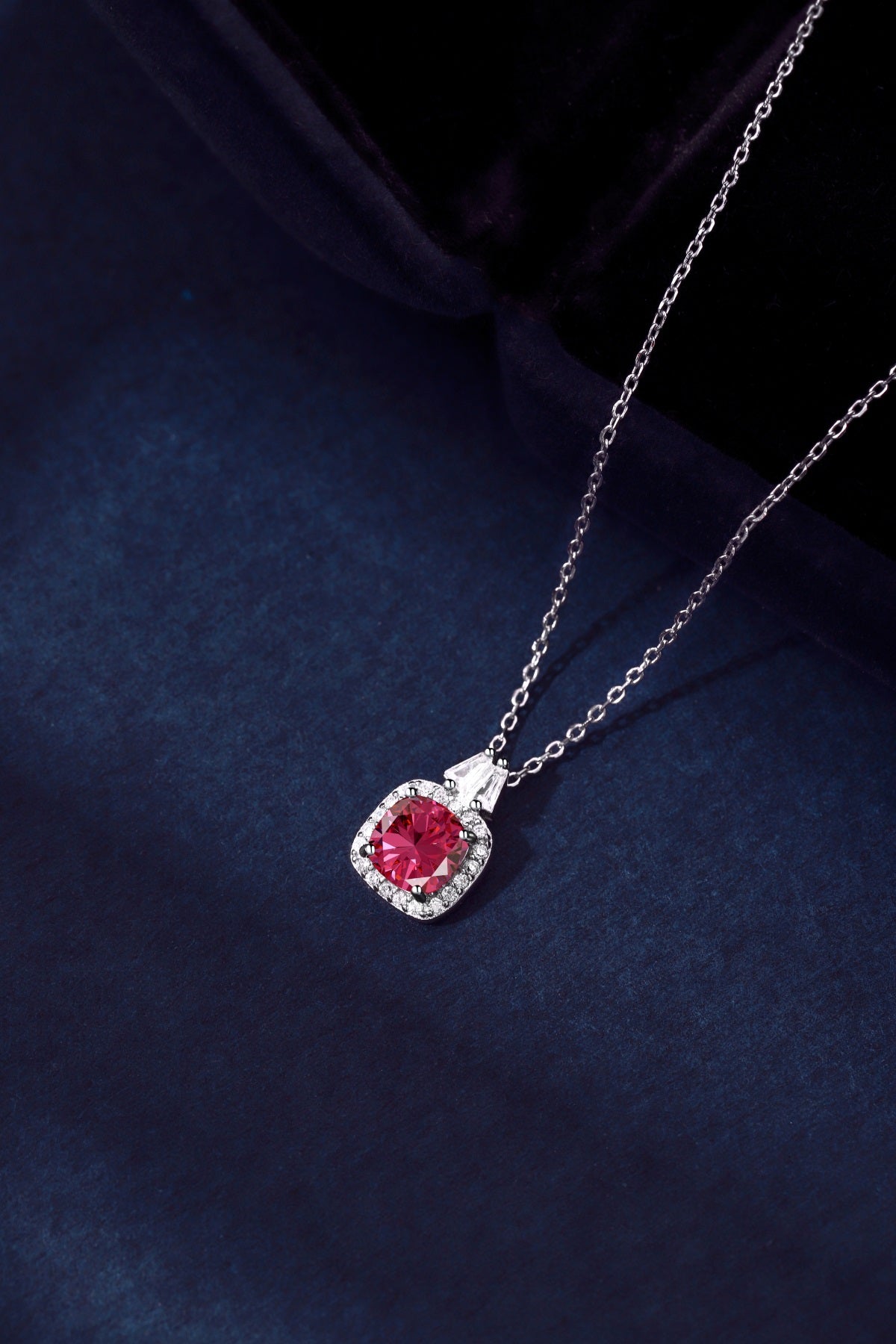 Collar de diamantes rojos