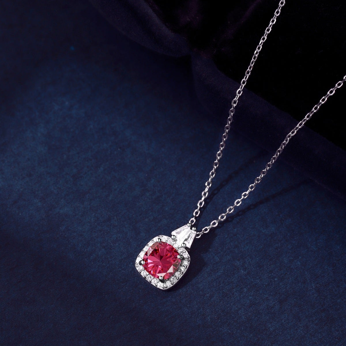 Collar de diamantes rojos