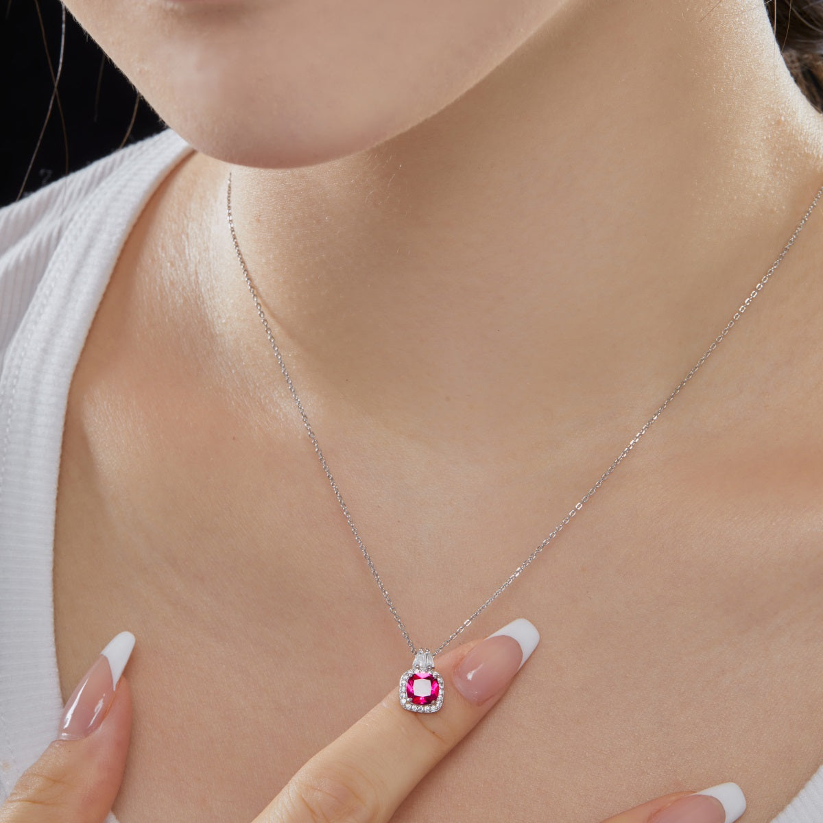 Collar de diamantes rojos