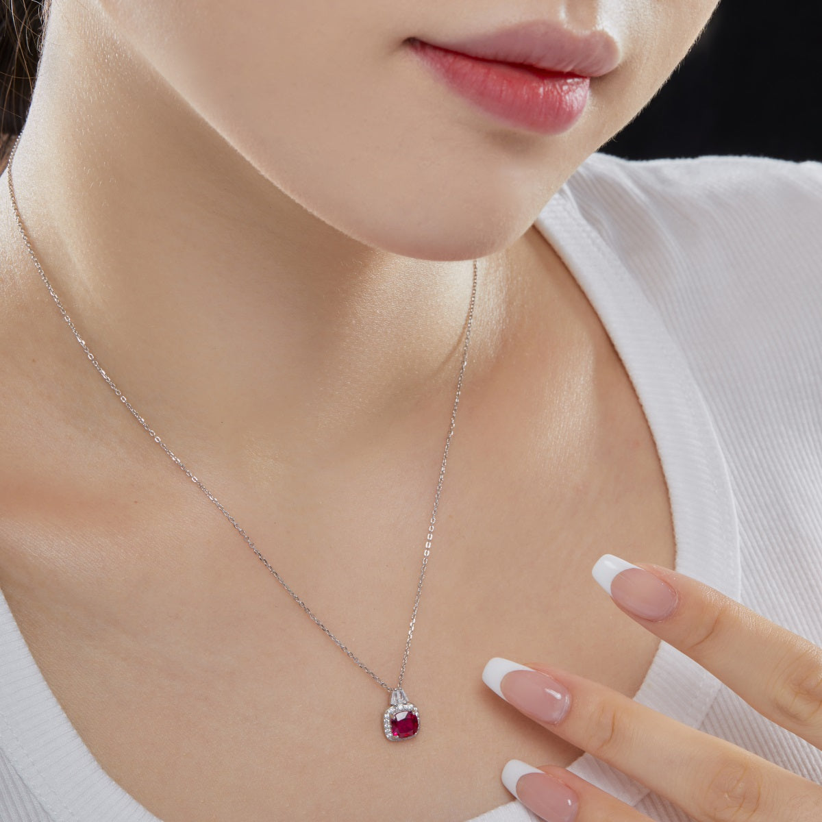 Collar de diamantes rojos
