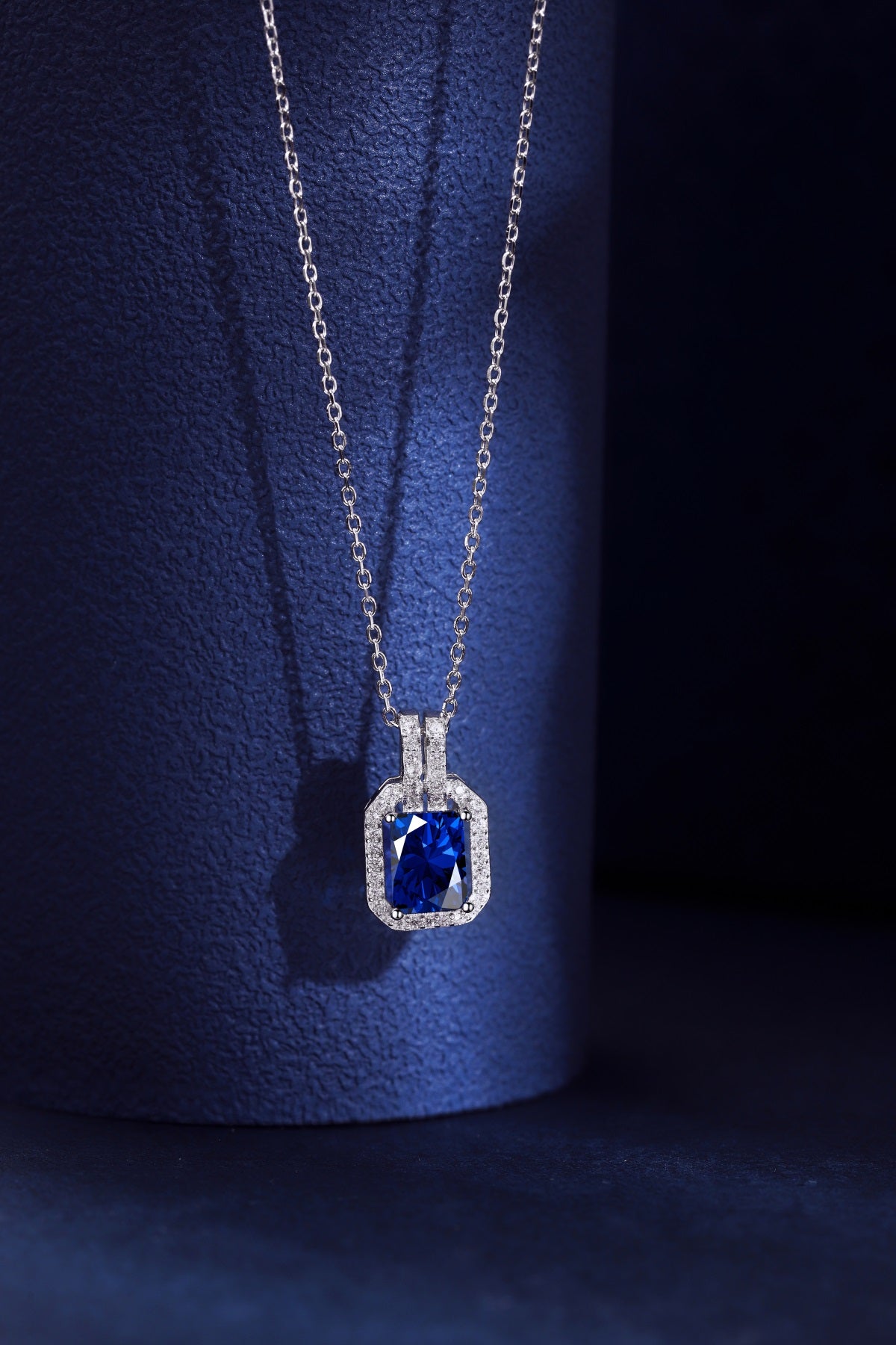 Collar de diamantes azules