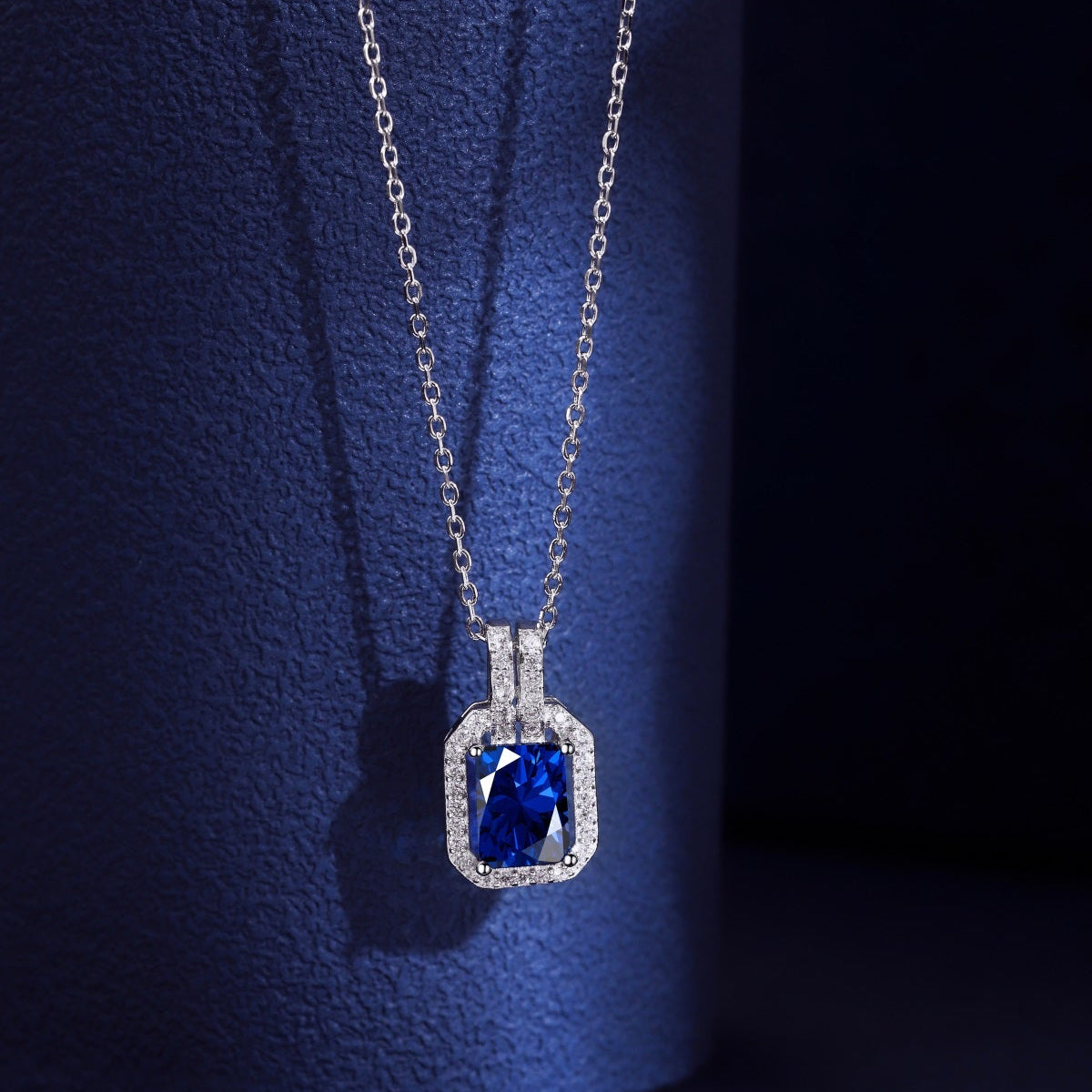 Collar de diamantes azules