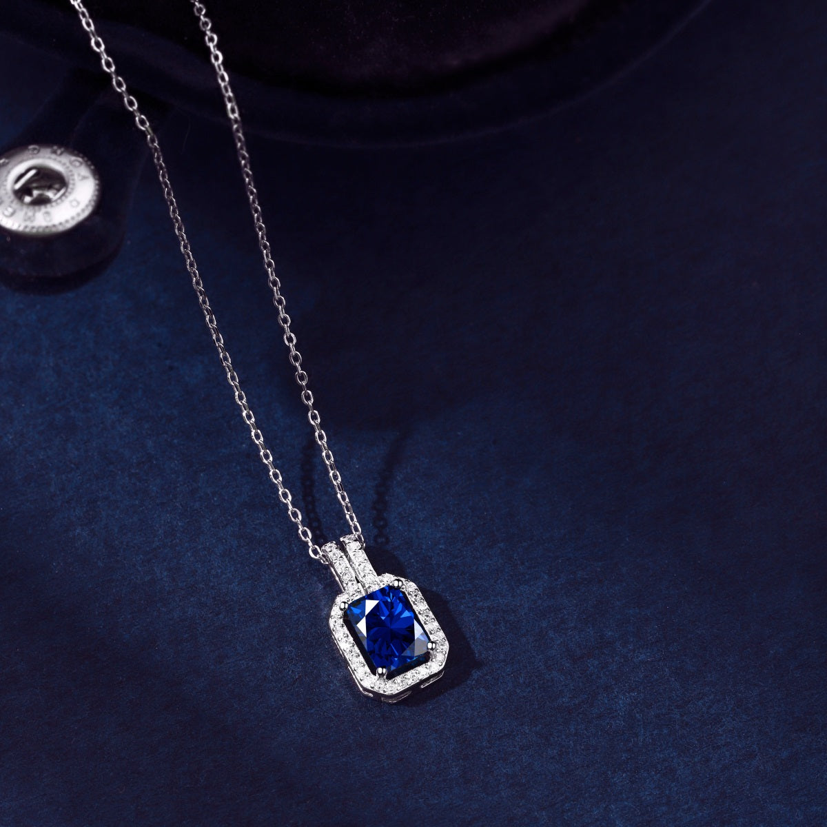 Collar de diamantes azules