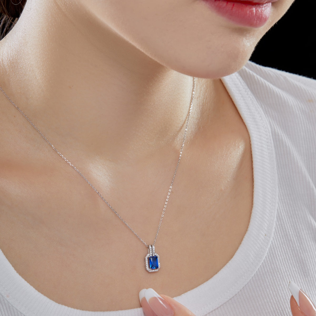 Collar de diamantes azules