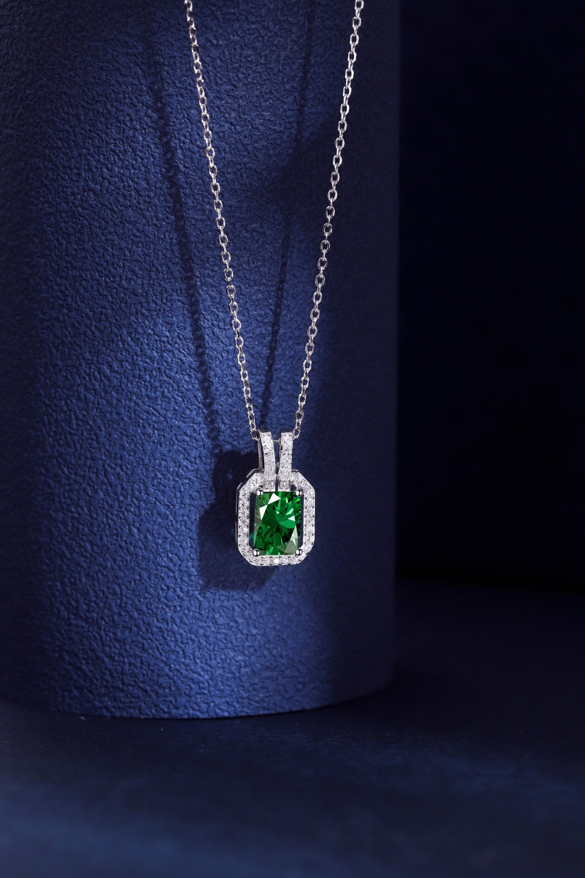 Collar de diamantes verdes