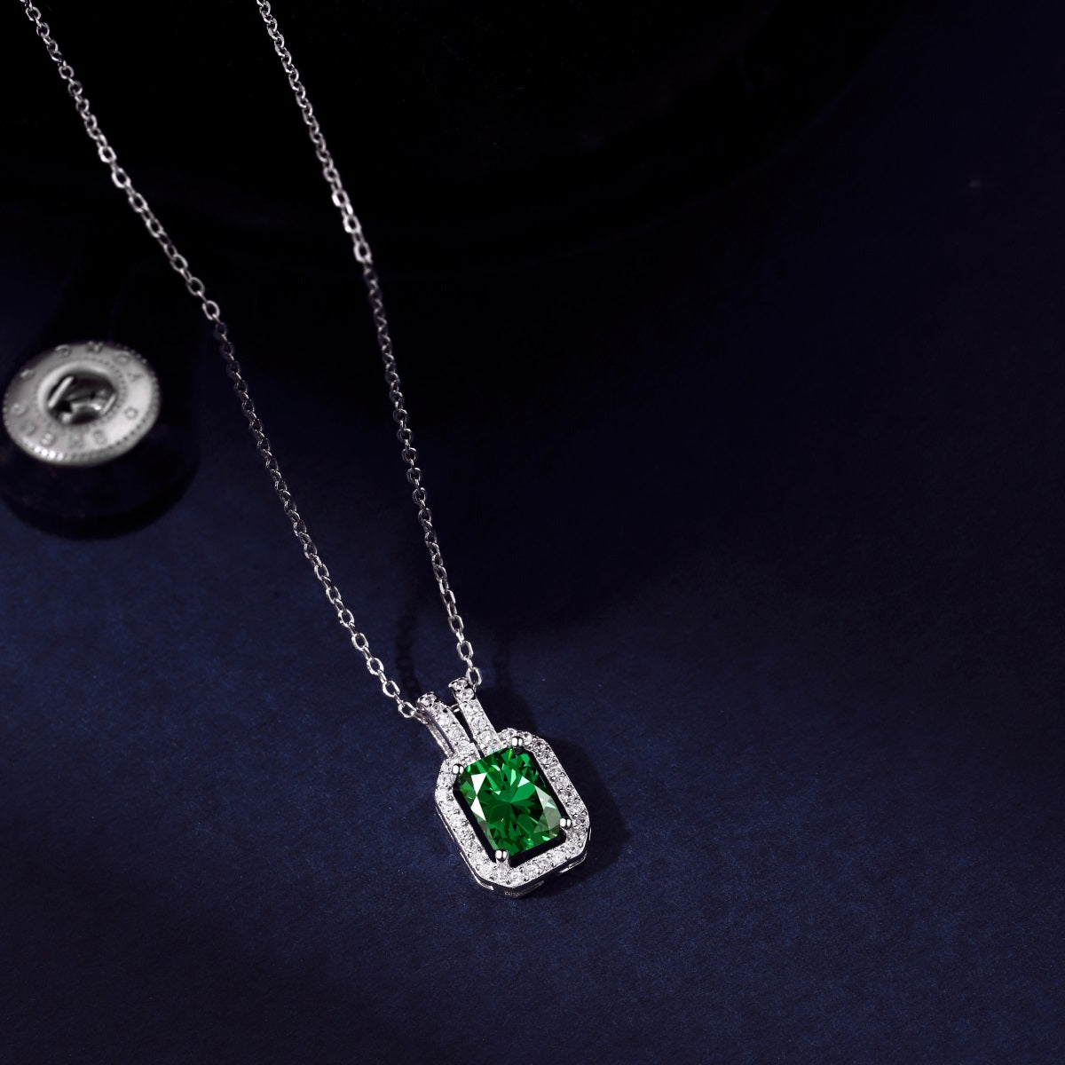 Collar de diamantes verdes