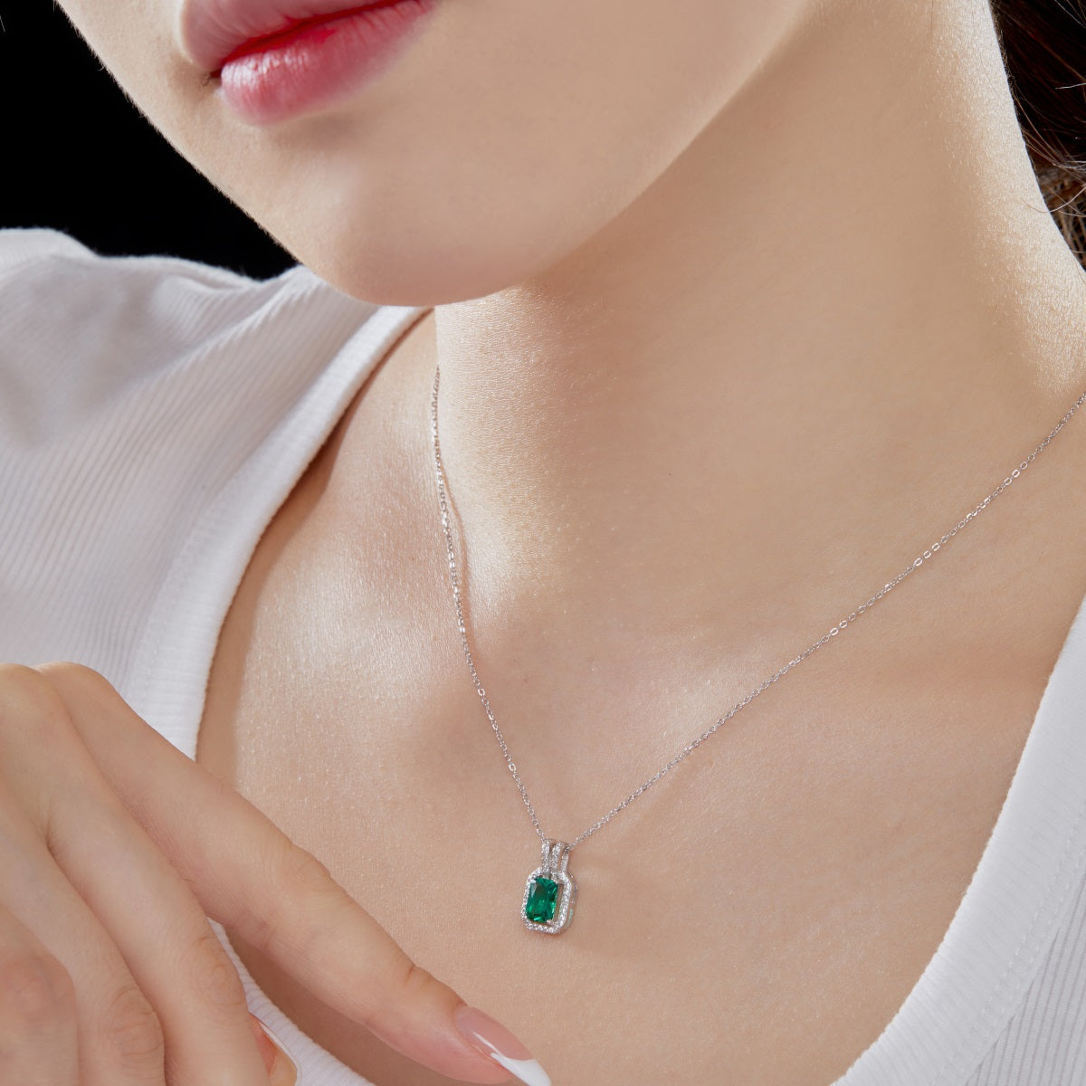 Collar de diamantes verdes