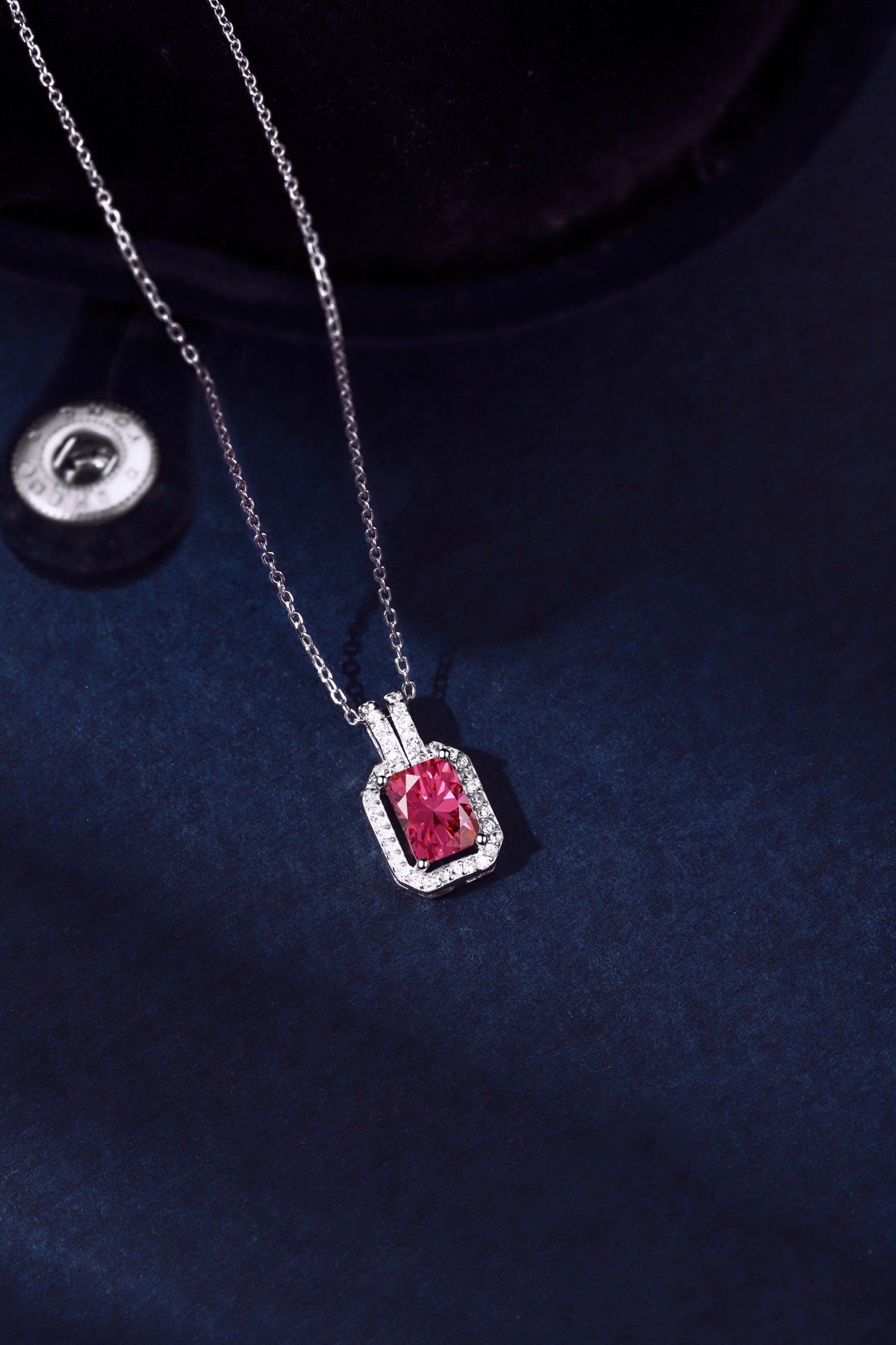 Collar de diamantes rojos
