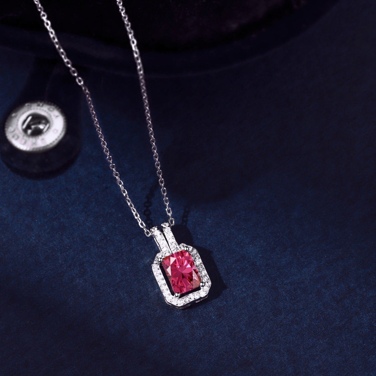 Collar de diamantes rojos