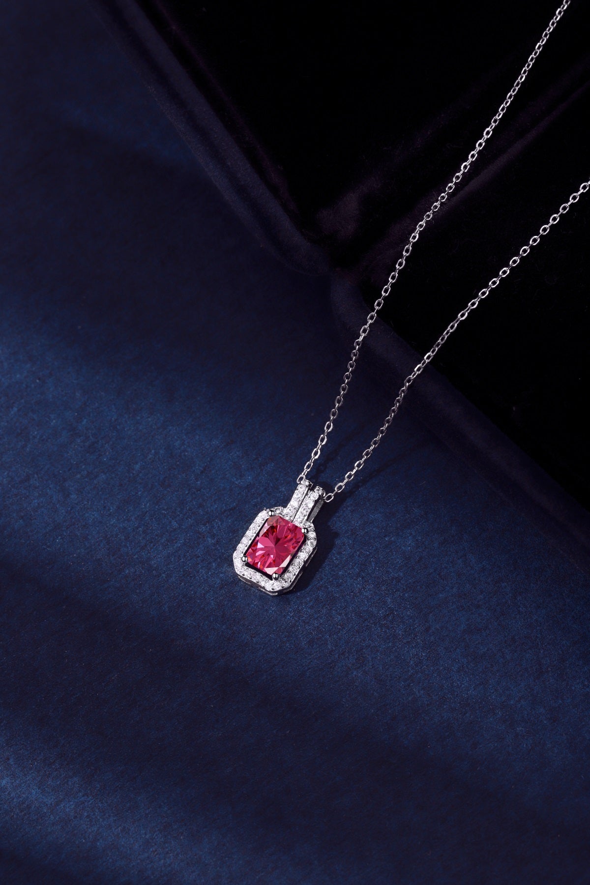 Collar de diamantes rojos