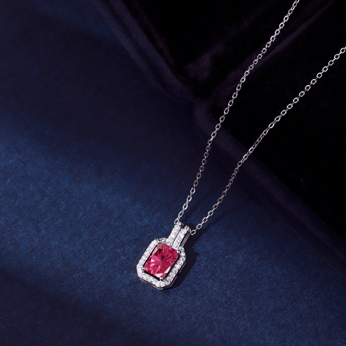 Collar de diamantes rojos