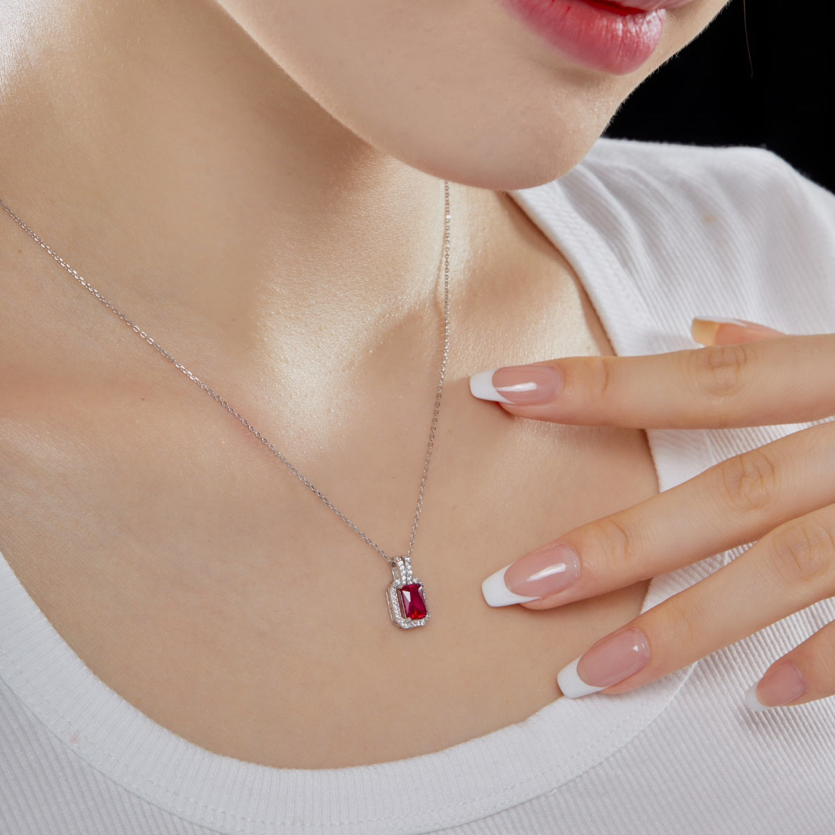 Collar de diamantes rojos