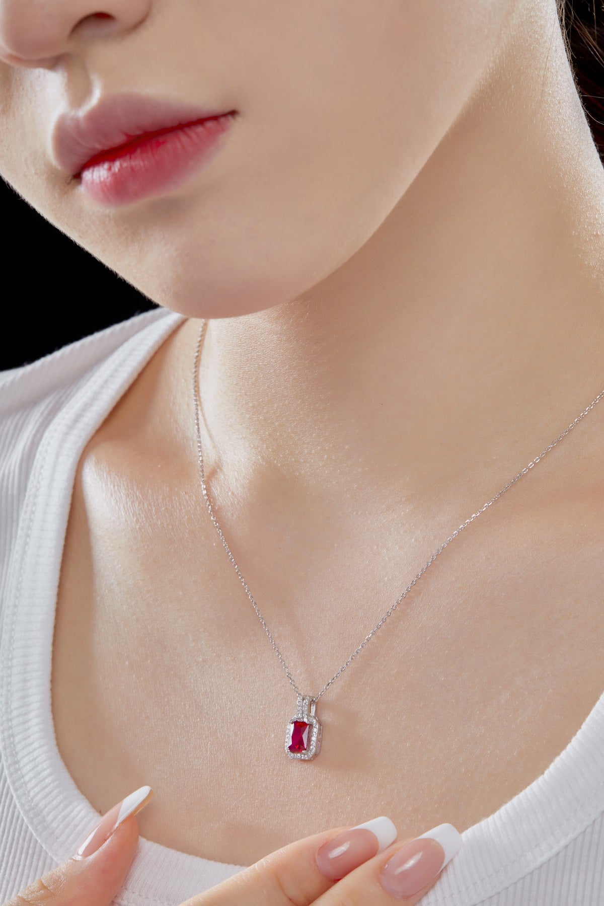 Collar de diamantes rojos